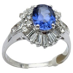 Blauer Saphir  Ring aus 14 Karat Weißgold mit Diamanten.