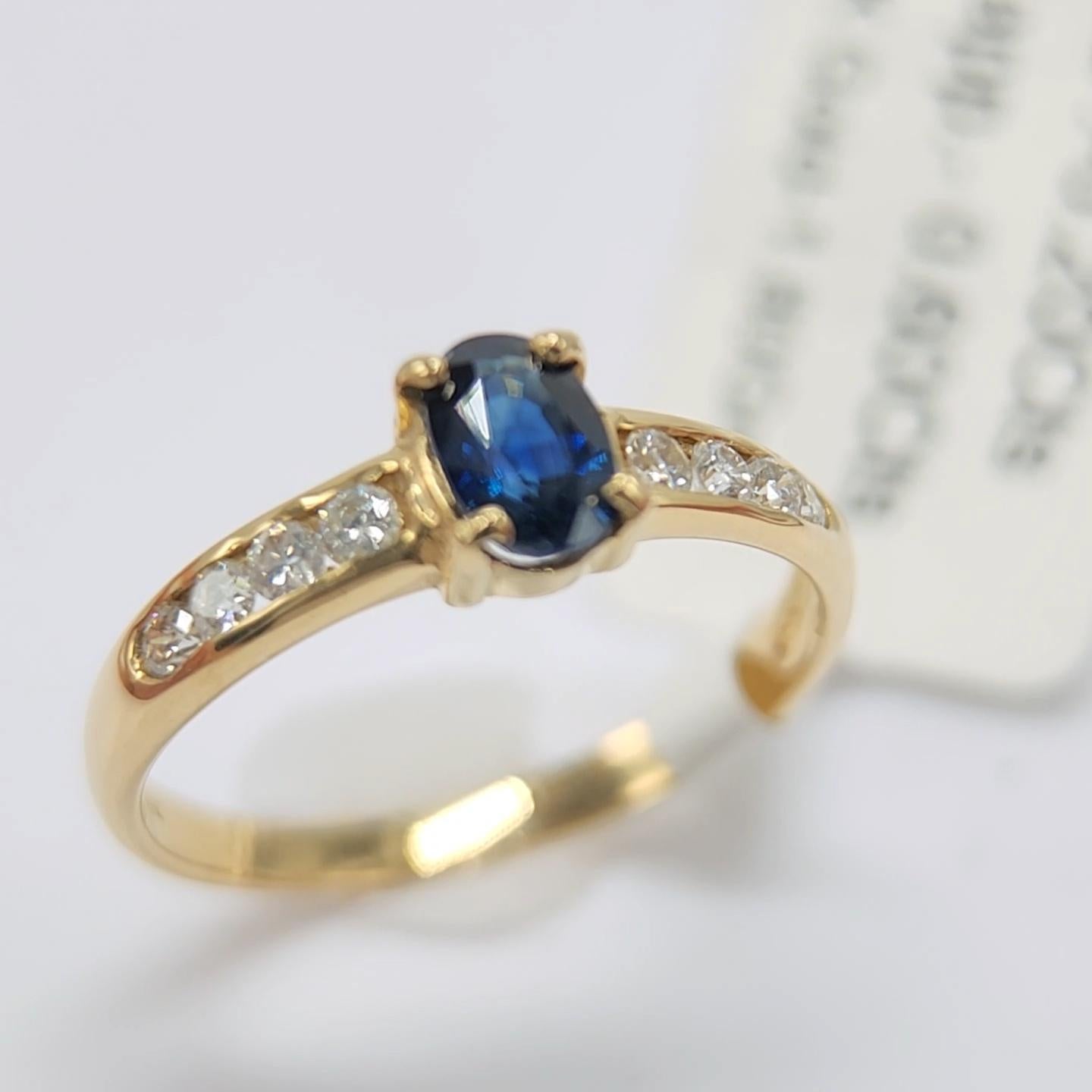 Saphir bleu  Bague en or jaune 14 carats avec diamants en vente 4