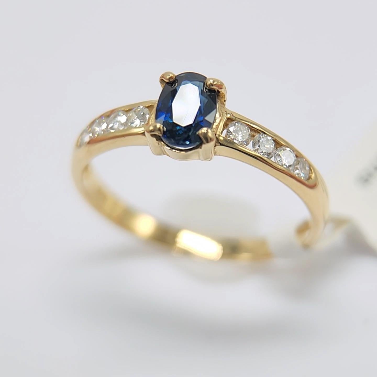Saphir bleu  Bague en or jaune 14 carats avec diamants en vente 6