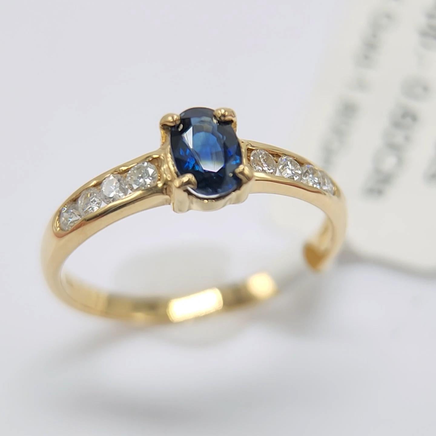Saphir bleu  Bague en or jaune 14 carats avec diamants en vente 8