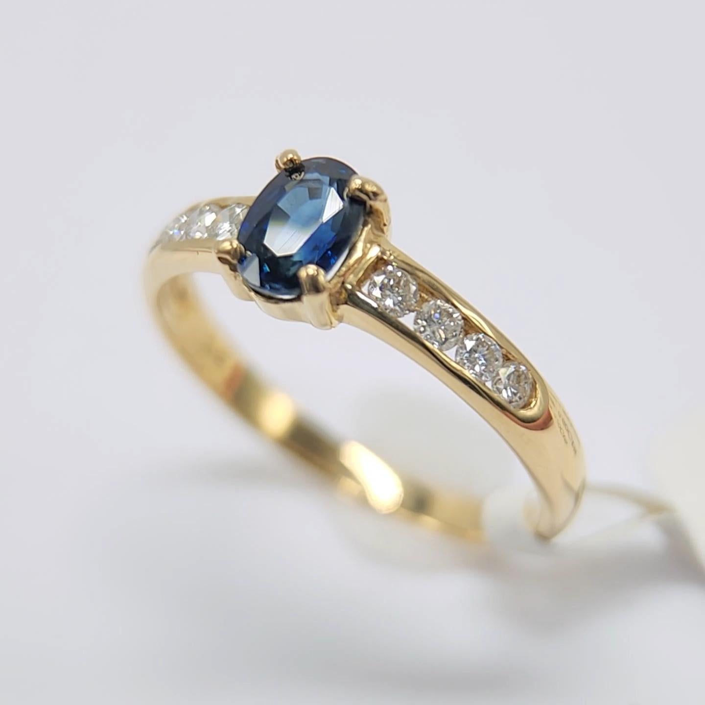 Saphir bleu  Bague en or jaune 14 carats avec diamants en vente 9