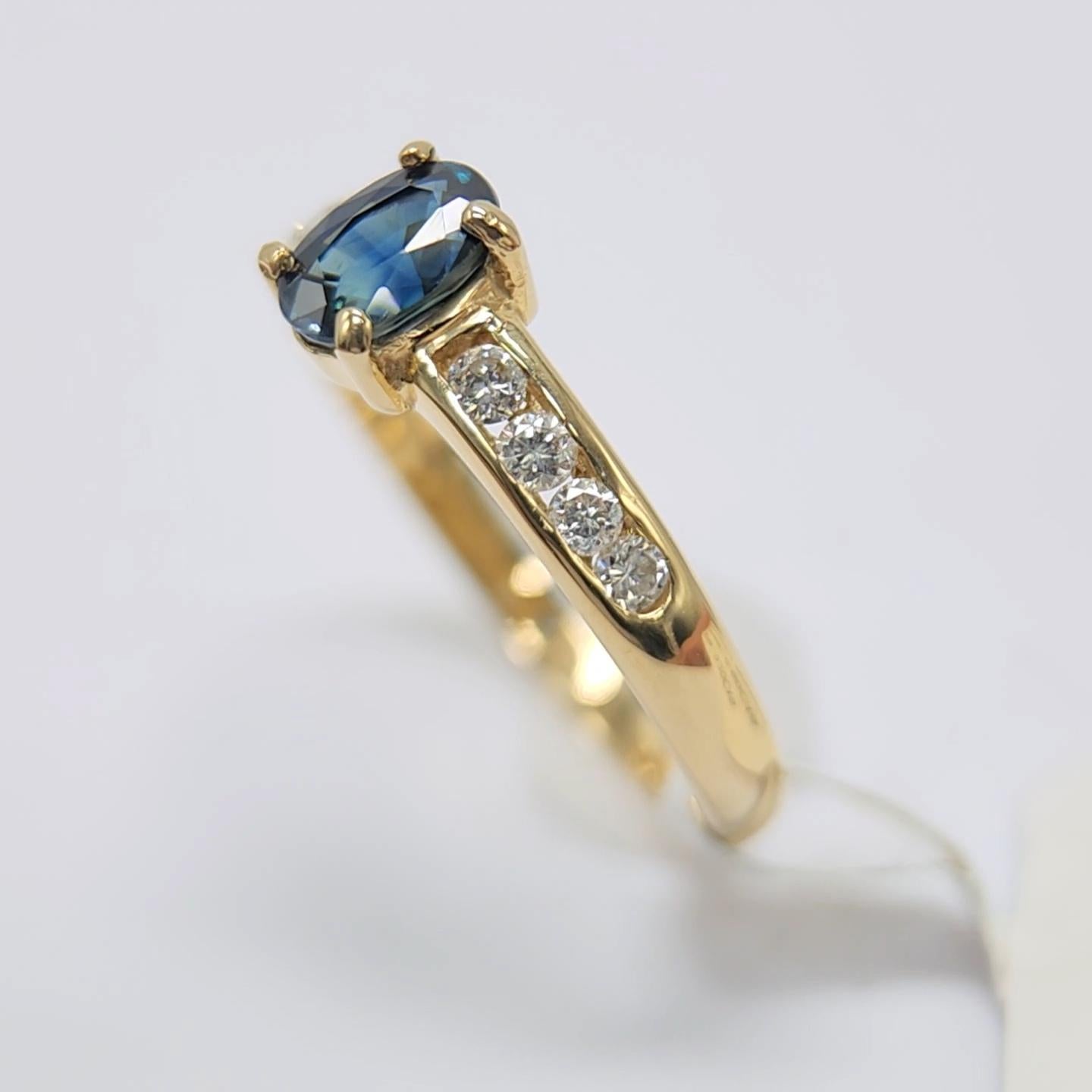 Saphir bleu  Bague en or jaune 14 carats avec diamants en vente 10