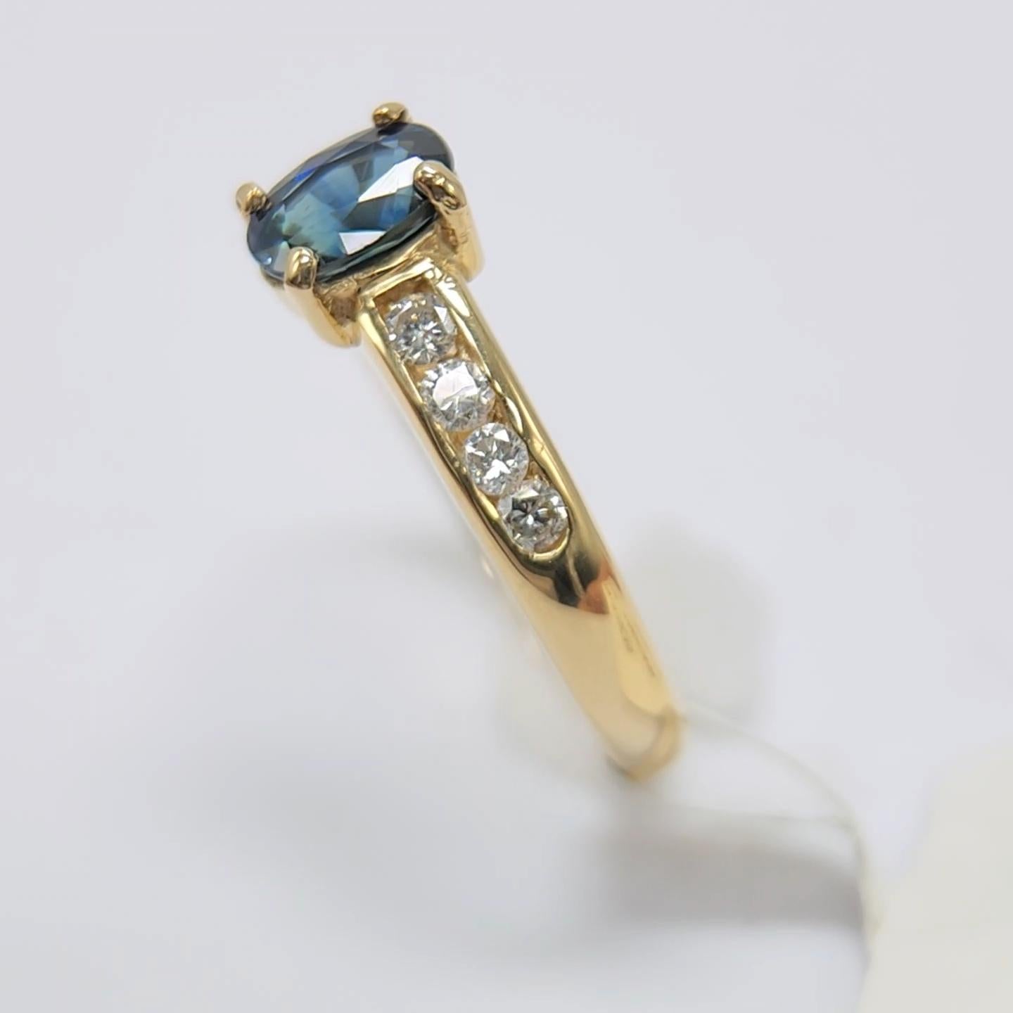 Saphir bleu  Bague en or jaune 14 carats avec diamants en vente 11