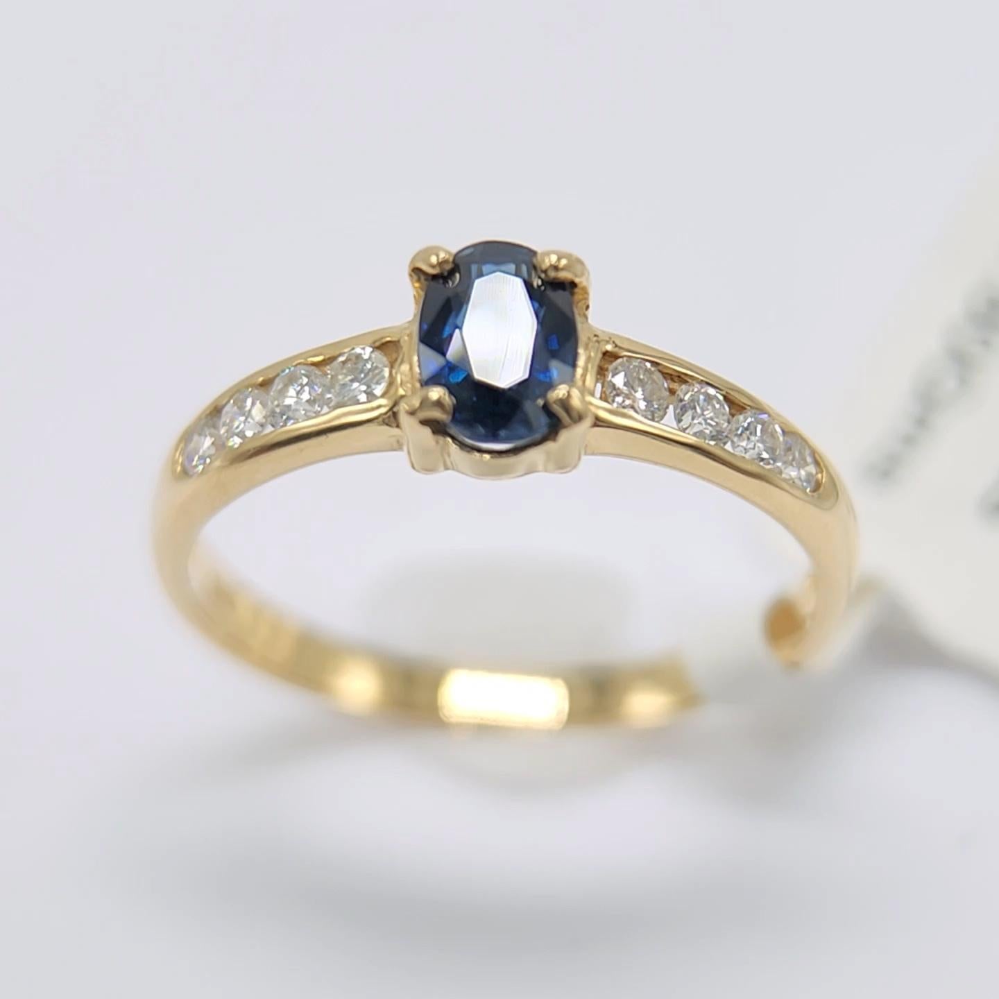 Saphir de forme ovale  Brilliante AAA de couleur bleu profond 0,60 carat.
Total des diamants 0,20 carat G H - VS
Or blanc 14k 1.80 Grammes, 
Taille de doigt 7.5
Toutes les pierres sont naturelles et non traitées.
