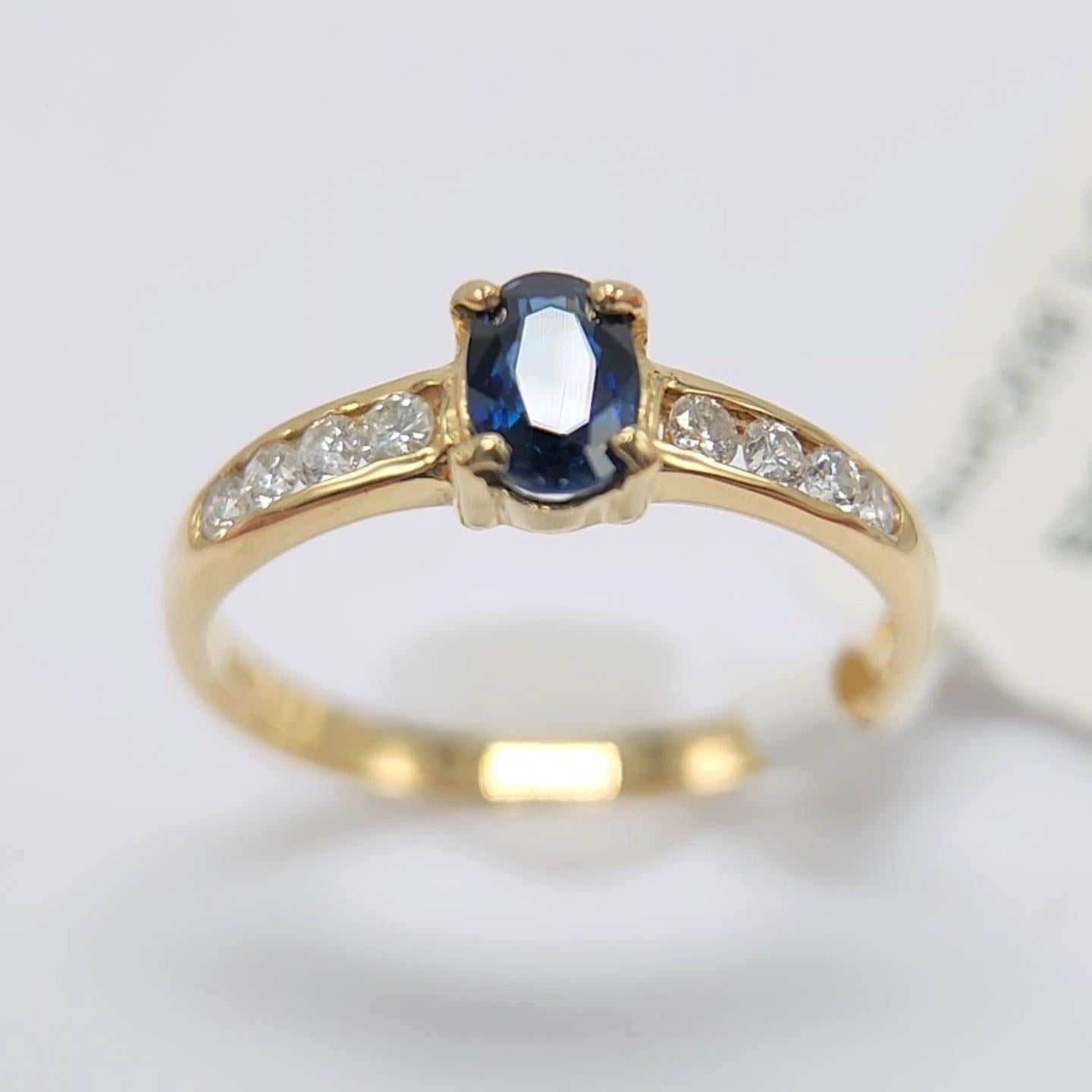 Artisan Saphir bleu  Bague en or jaune 14 carats avec diamants en vente