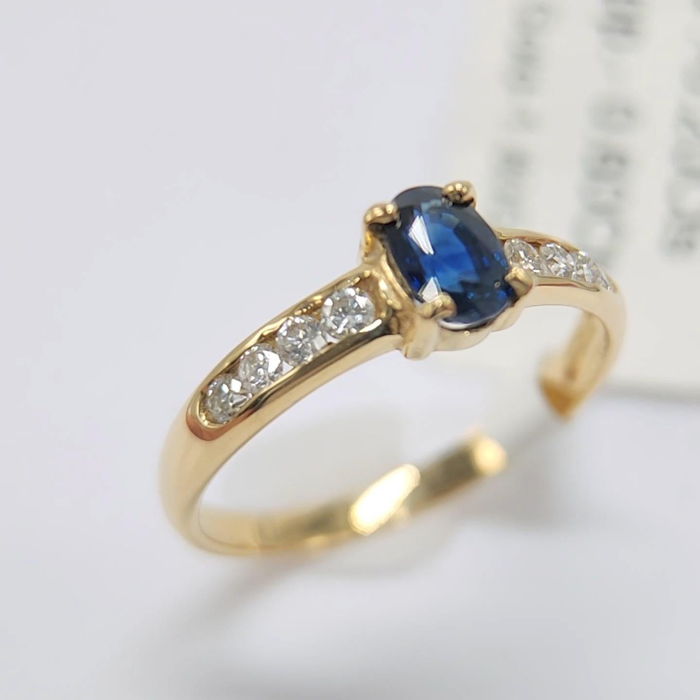 Taille ovale Saphir bleu  Bague en or jaune 14 carats avec diamants en vente