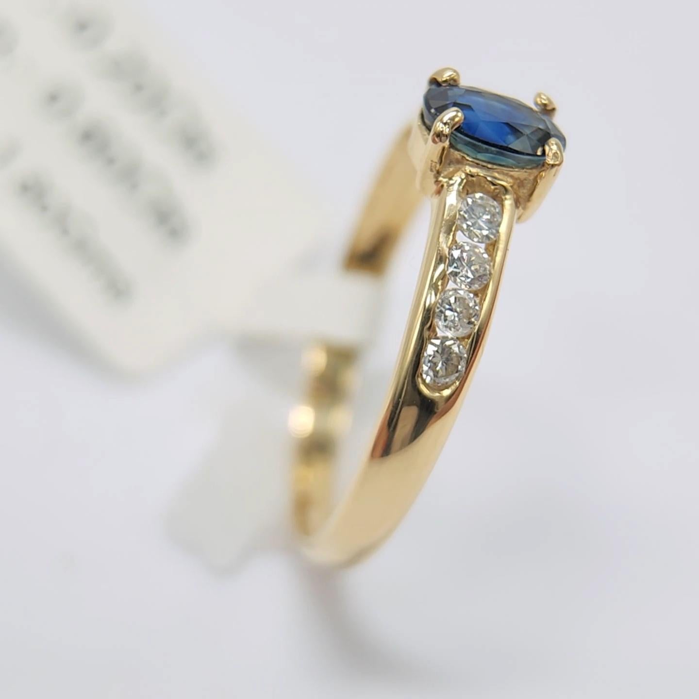 Saphir bleu  Bague en or jaune 14 carats avec diamants Pour femmes en vente