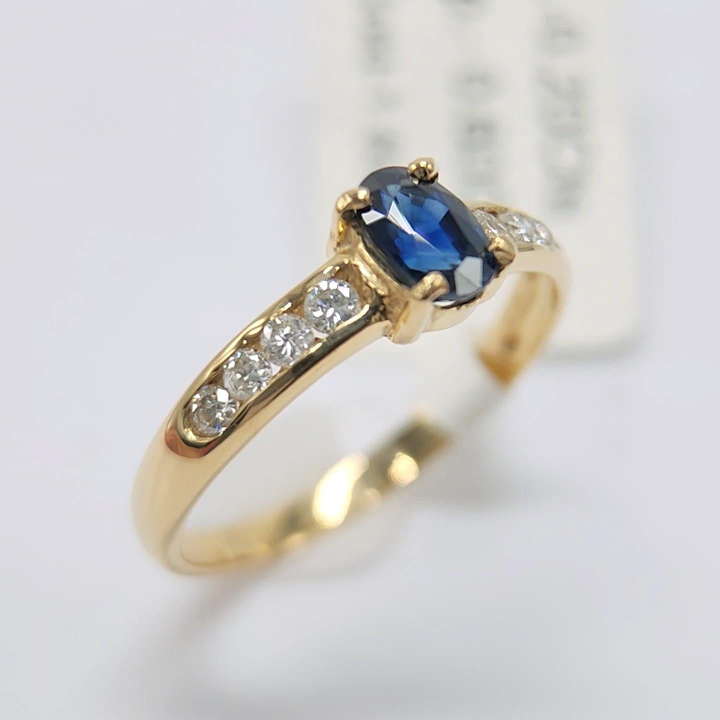 Saphir bleu  Bague en or jaune 14 carats avec diamants en vente 1