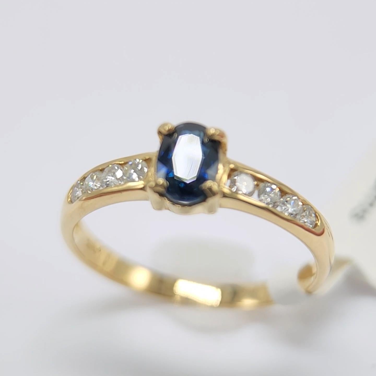 Saphir bleu  Bague en or jaune 14 carats avec diamants en vente 2