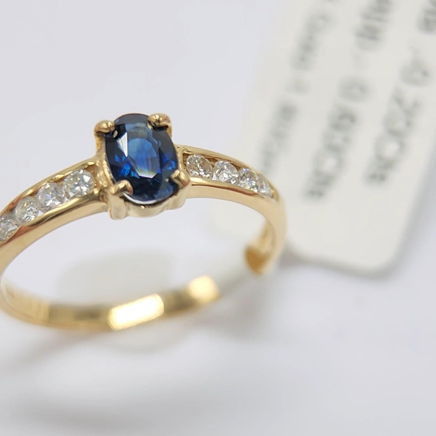 Saphir bleu  Bague en or jaune 14 carats avec diamants en vente 3