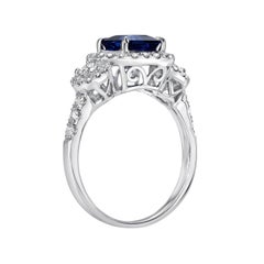 Bague en or blanc 18 carats de 1,79 carat de saphirs bleus taillés en émeraude et de diamants