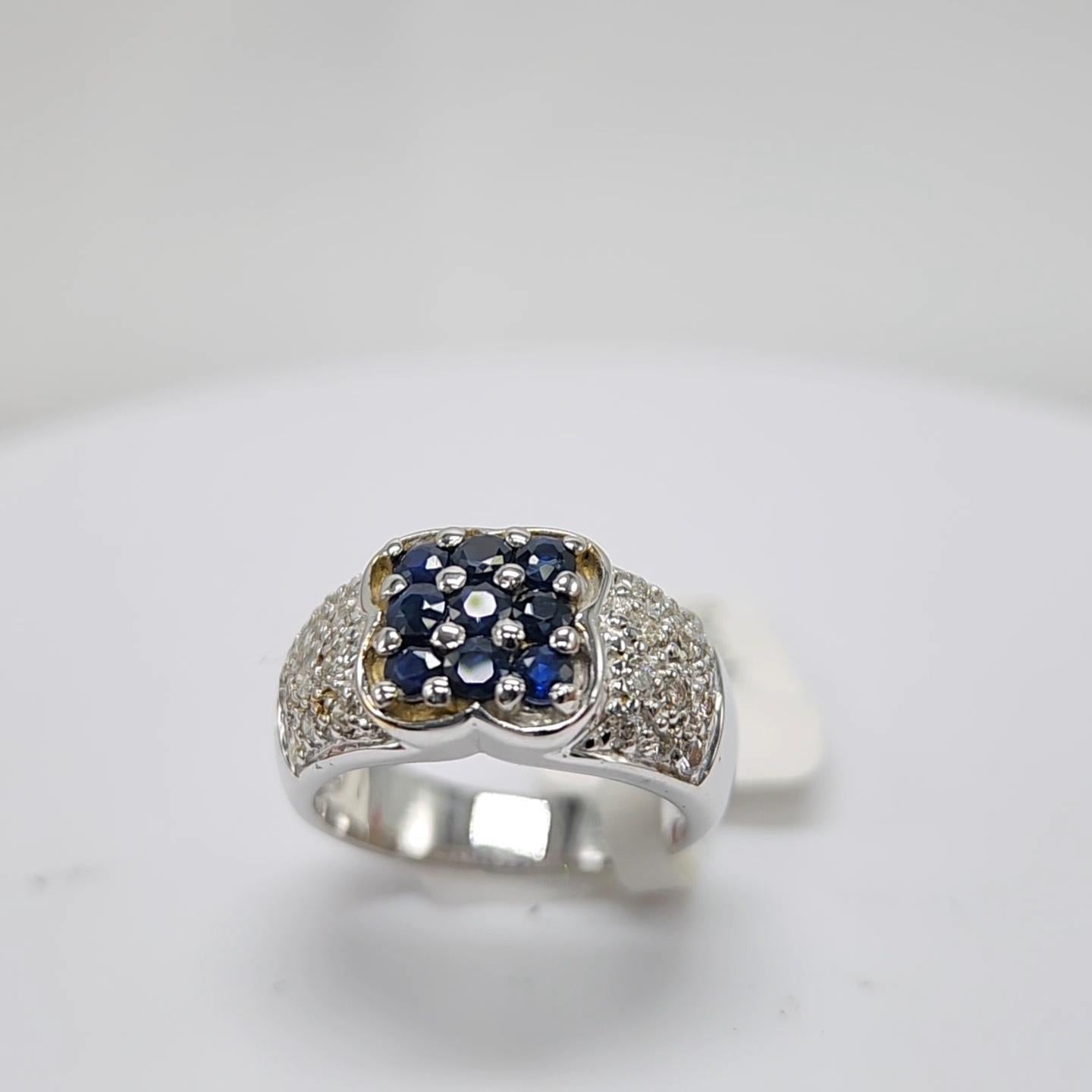 Blauer Saphir  Ring aus 18 Karat Weißgold mit Diamanten. im Angebot 6