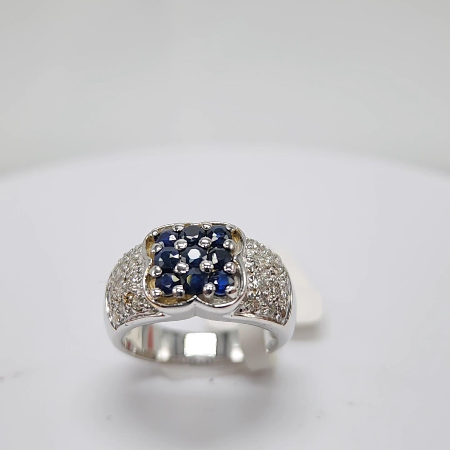 Blauer Saphir  Ring aus 18 Karat Weißgold mit Diamanten. (Rundschliff) im Angebot