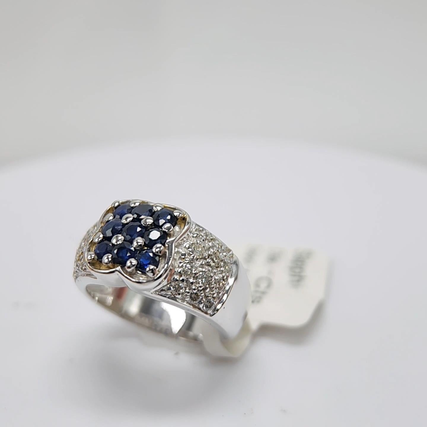 Blauer Saphir  Ring aus 18 Karat Weißgold mit Diamanten. im Zustand „Neu“ im Angebot in Brooklyn, NY