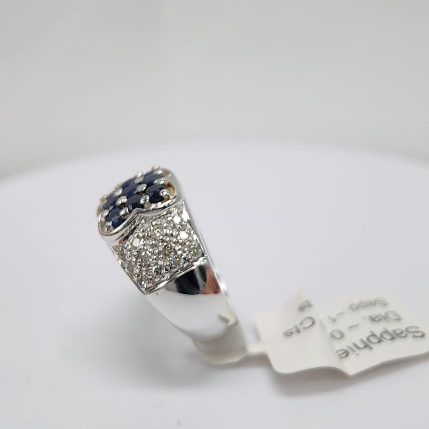 Blauer Saphir  Ring aus 18 Karat Weißgold mit Diamanten. Damen im Angebot