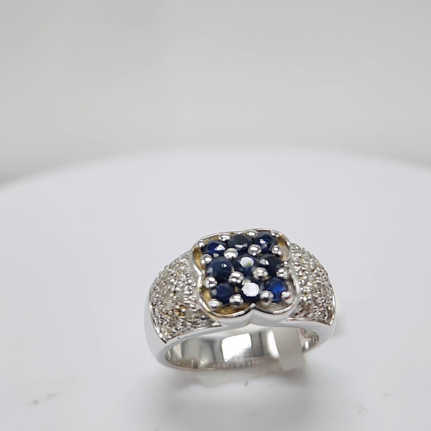 Blauer Saphir  Ring aus 18 Karat Weißgold mit Diamanten. im Angebot 2