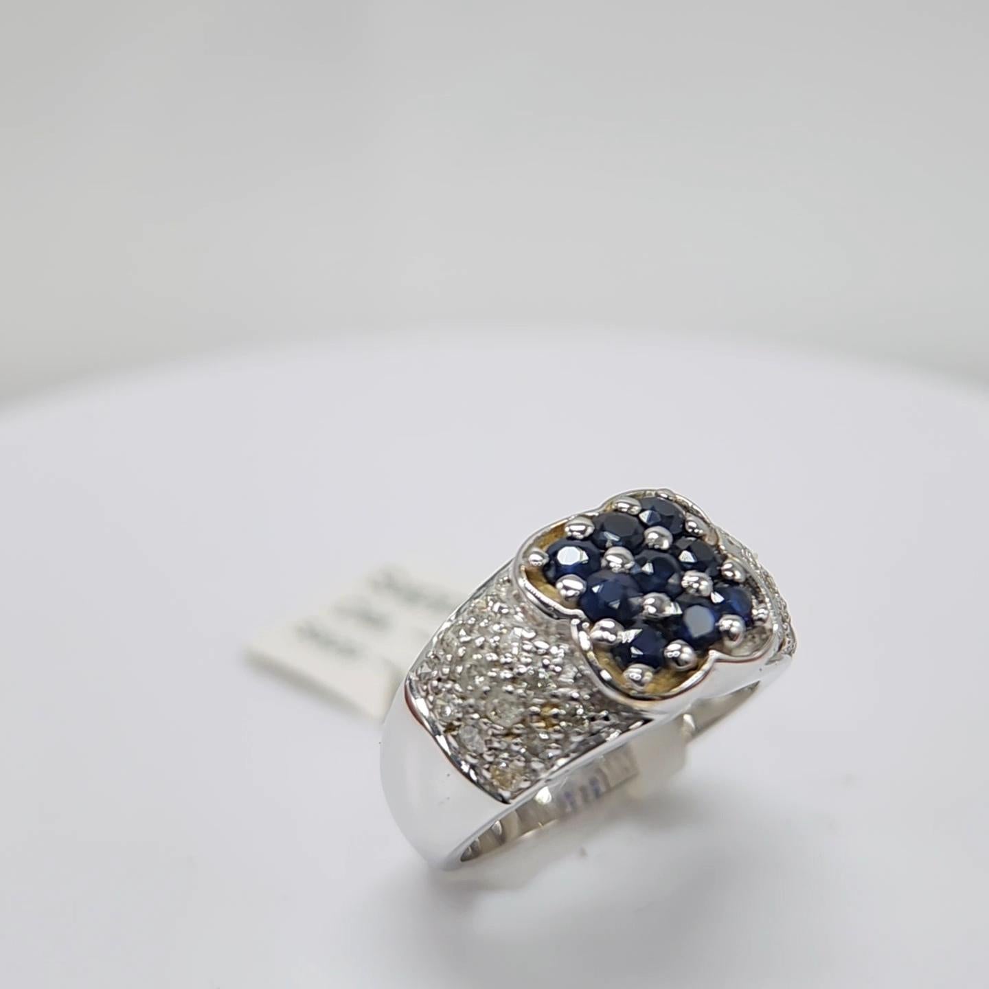 Blauer Saphir  Ring aus 18 Karat Weißgold mit Diamanten. im Angebot 3