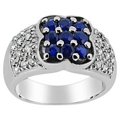 Zafiro azul  Anillo de oro blanco de 18 quilates con diamantes.