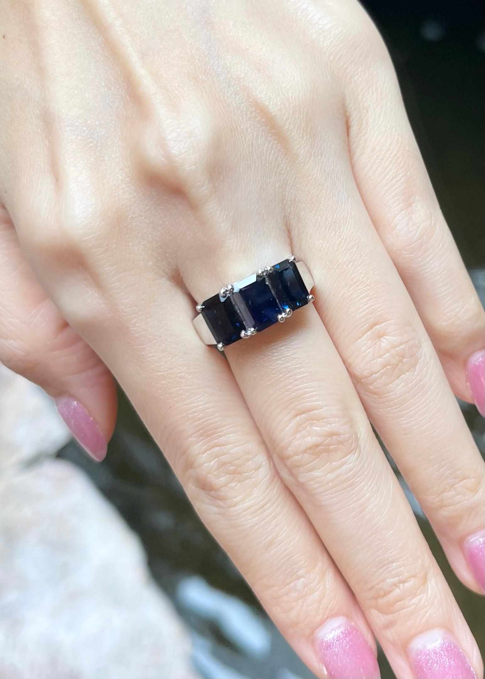 Taille émeraude Bague en or blanc 18 carats avec saphir bleu en vente