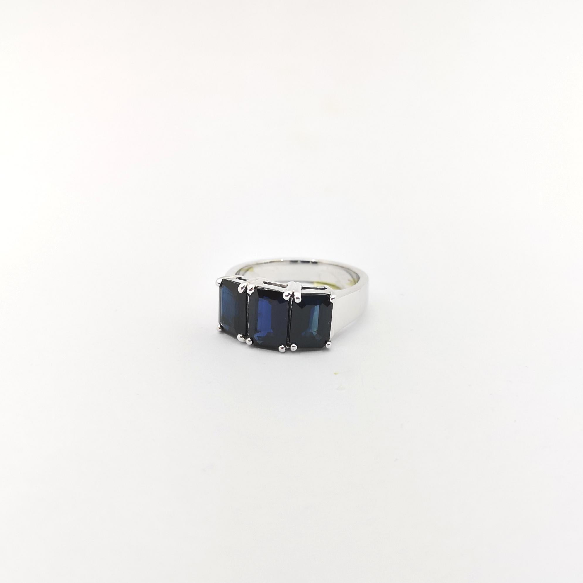 Bague en or blanc 18 carats avec saphir bleu en vente 1