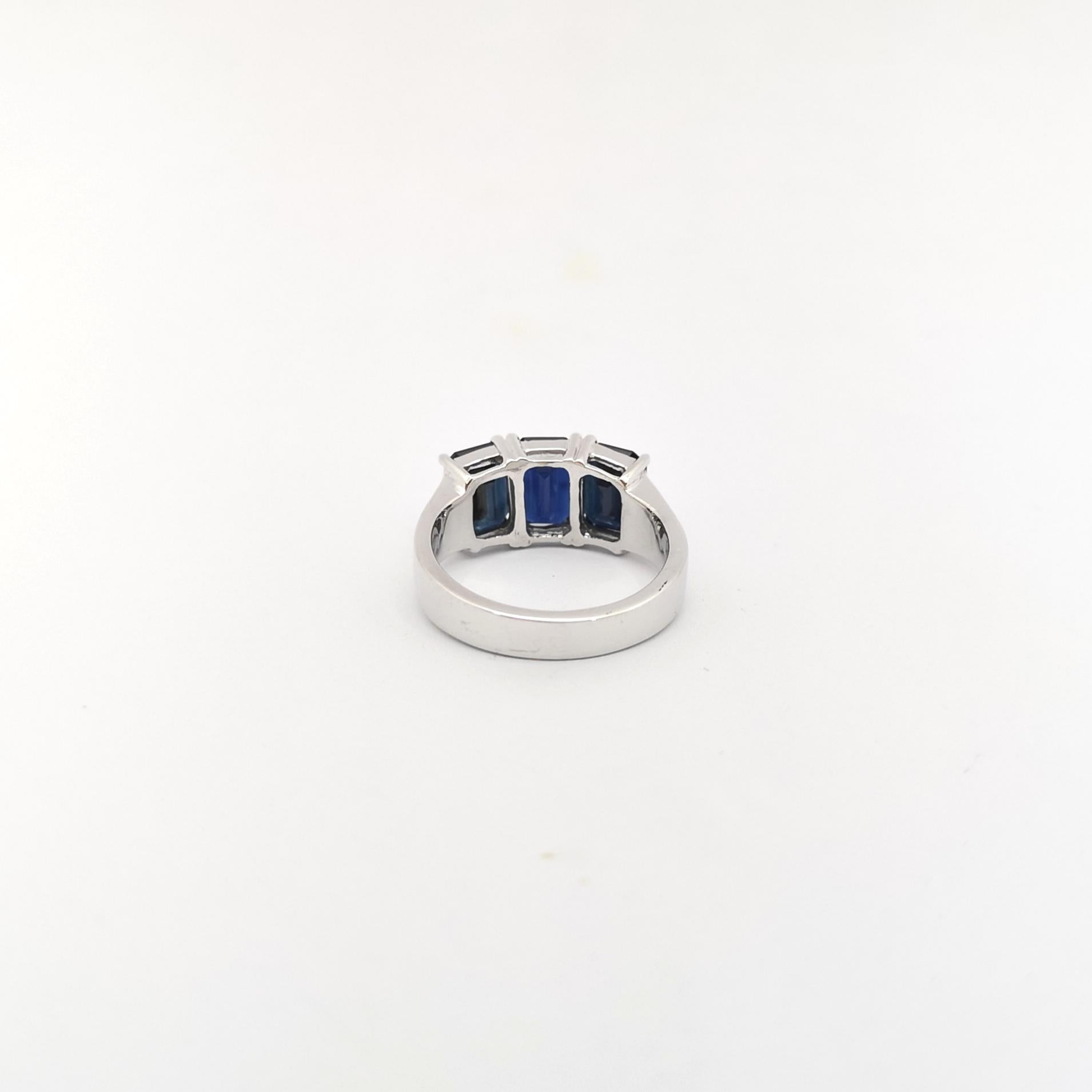 Bague en or blanc 18 carats avec saphir bleu en vente 2