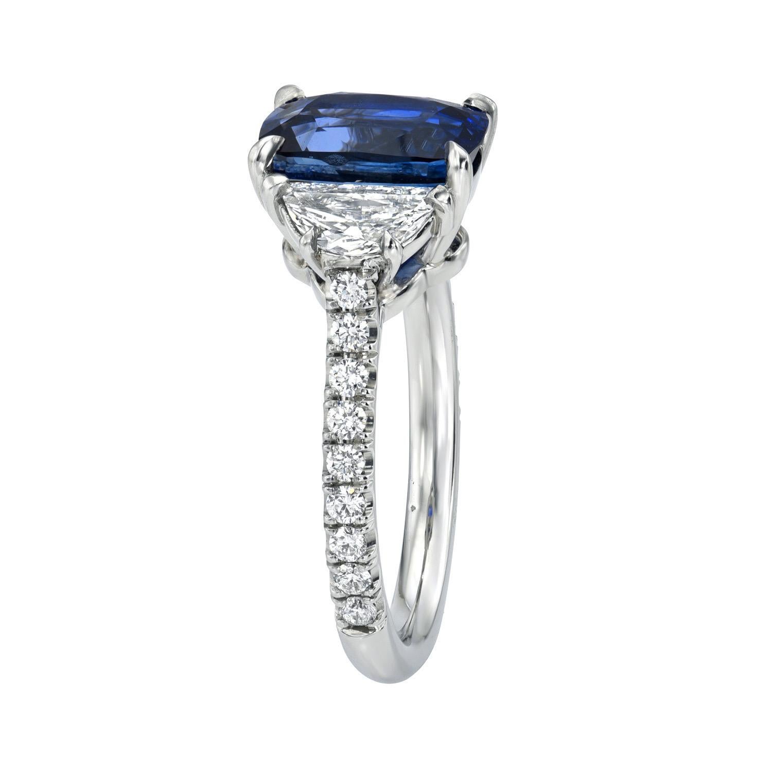 Zeitloser Ring aus Platin mit drei Steinen und einem blauen Ceylon-Saphir von 3,12 Karat, flankiert von einem Paar Halbmond-Diamanten von 0,47 Karat (E/VS1) und insgesamt 0,28 Karat runden Brillanten.
Ring Größe 6. Die Größenänderung ist auf Anfrage