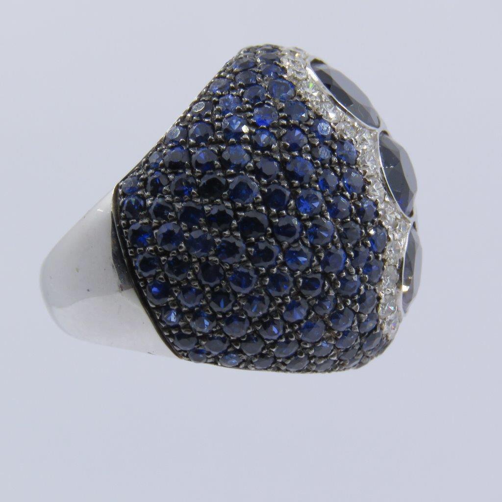 Ring mit blauem Saphir, gefasst in 18Kt Weißgold
Saphire 8,67 Karat
Diamanten 1,08 Karat