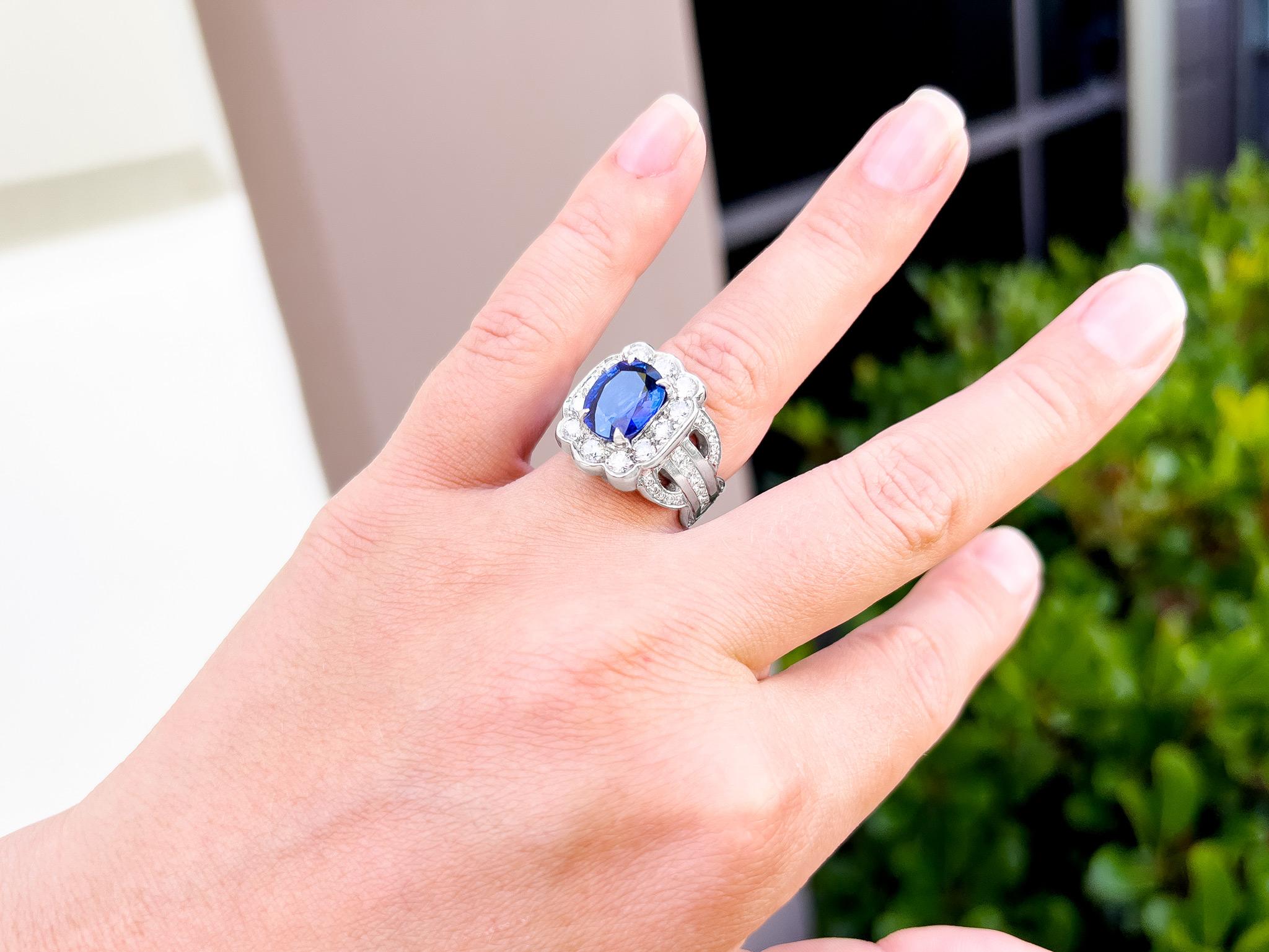 Blauer Saphir Ring 4,19 Karat mit Diamanten 2,46 Karat insgesamt 18K Gold (Ovalschliff) im Angebot