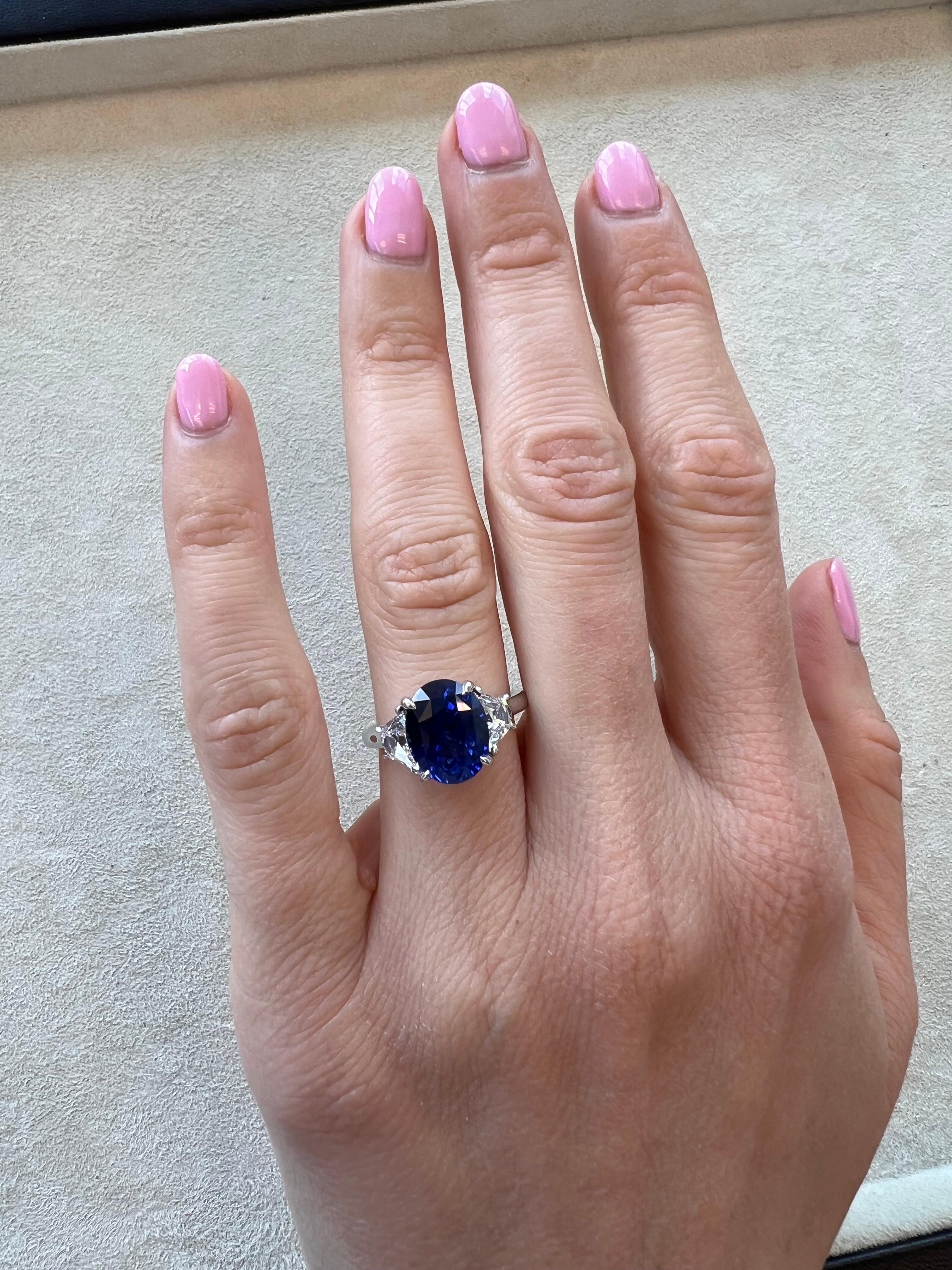 Bague en saphir bleu ovale de 5.08 carats Neuf - En vente à Beverly Hills, CA