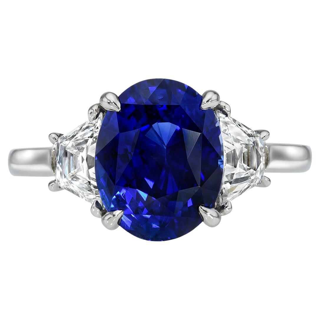 Bague en saphir bleu ovale de 5.08 carats