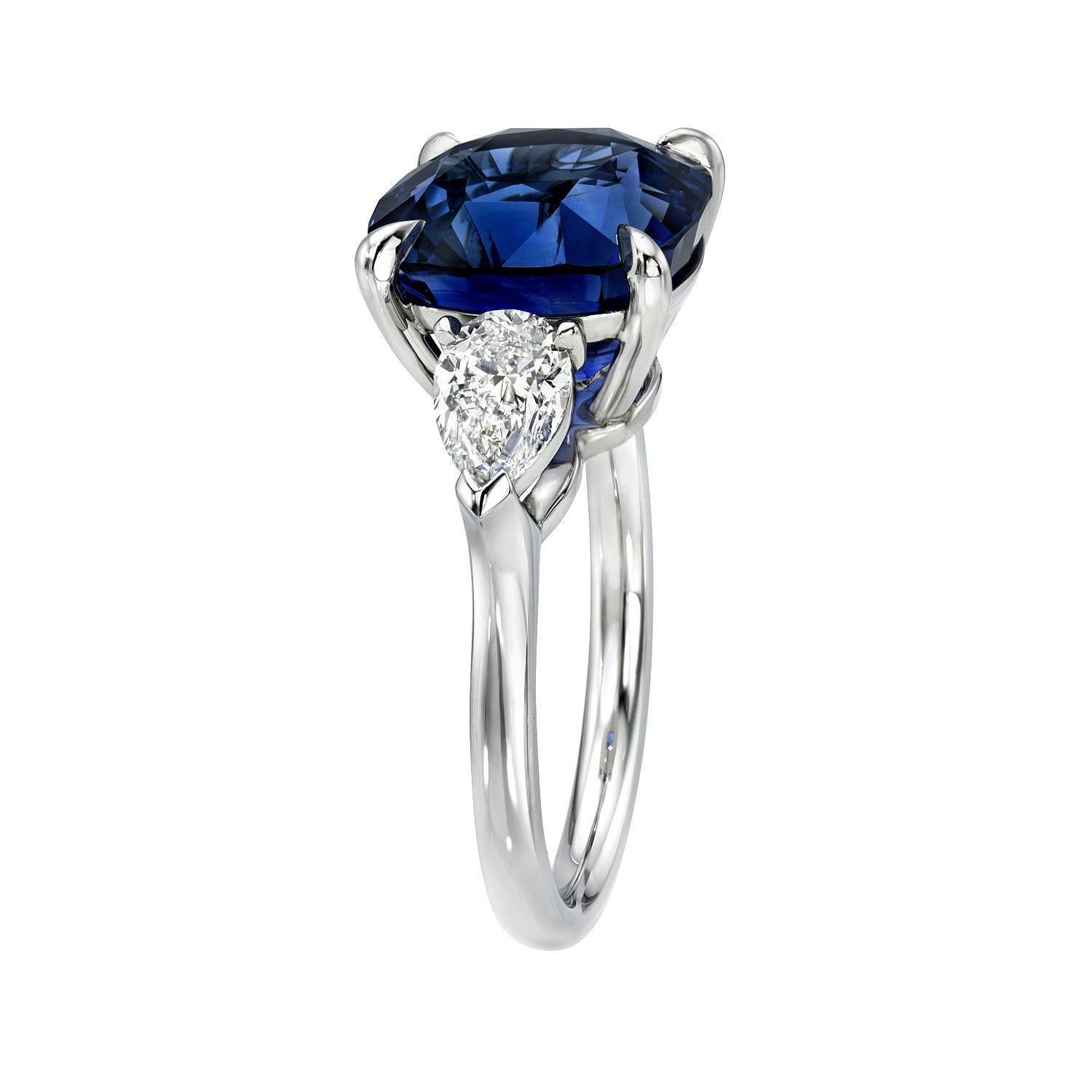 Impressionnante bague en platine à trois pierres, saphir bleu royal de Ceylan de 8,02 carats, flanquée d'une paire de diamants poire de 1,00 carat, E/VS1.
Bague taille 6. Le redimensionnement est complémentaire sur demande.
Les rapports de la GIA