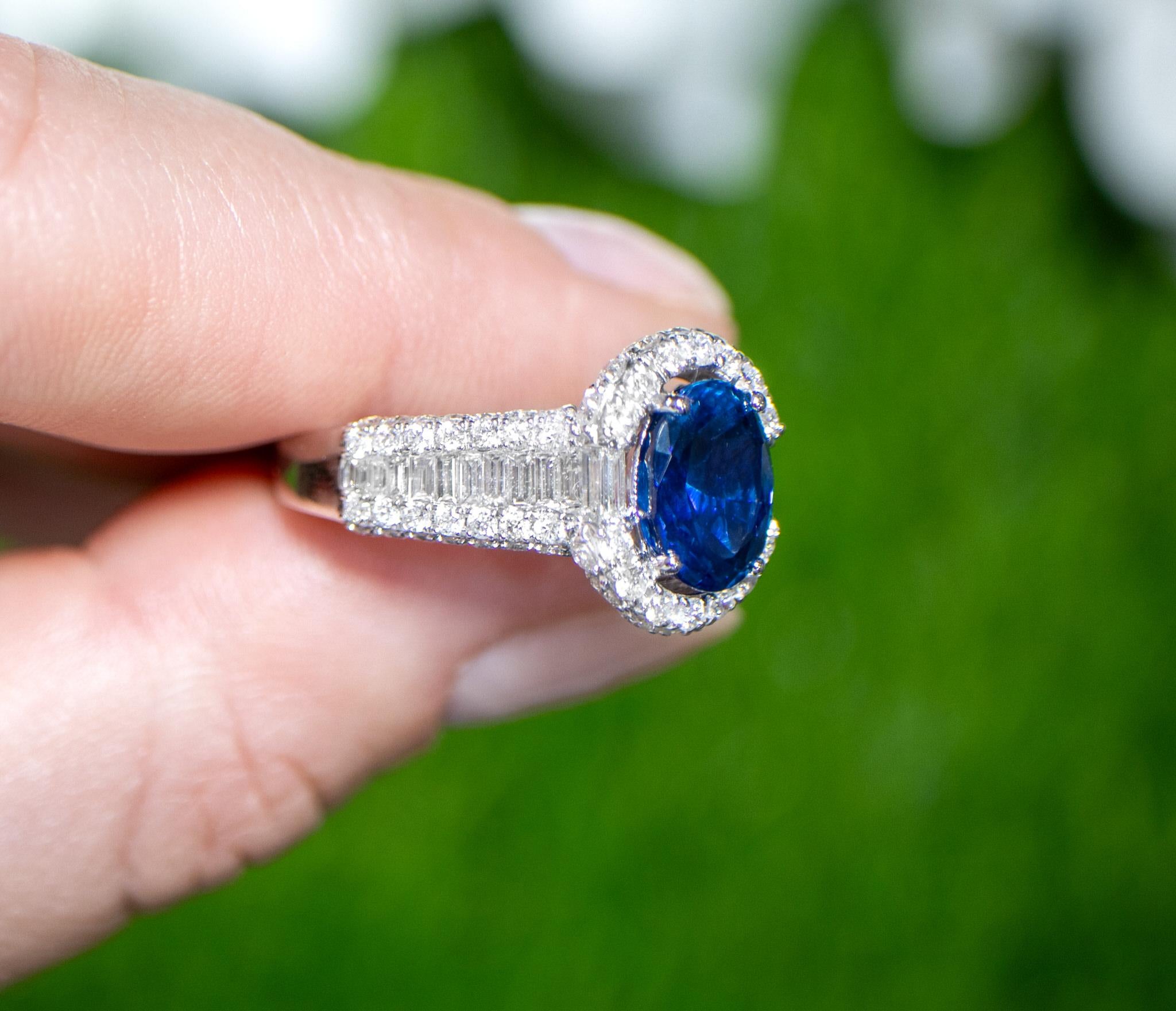 Contemporary Blue Sapphire Ring Diamond Setting 4.67 Carats 18K Gold For Sale