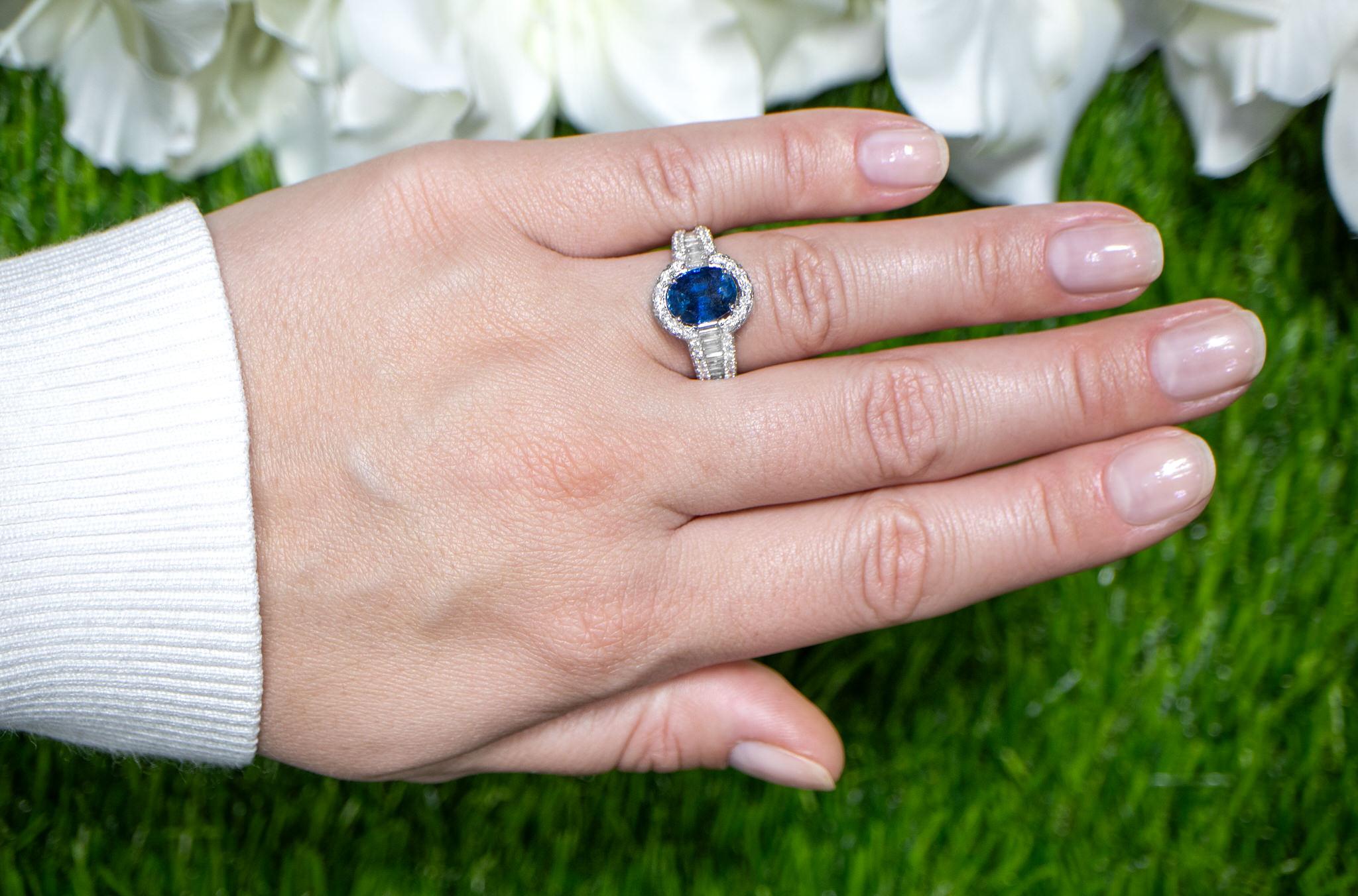Blue Sapphire Ring Diamond Setting 4.67 Carats 18K Gold In Excellent Condition For Sale In Laguna Niguel, CA