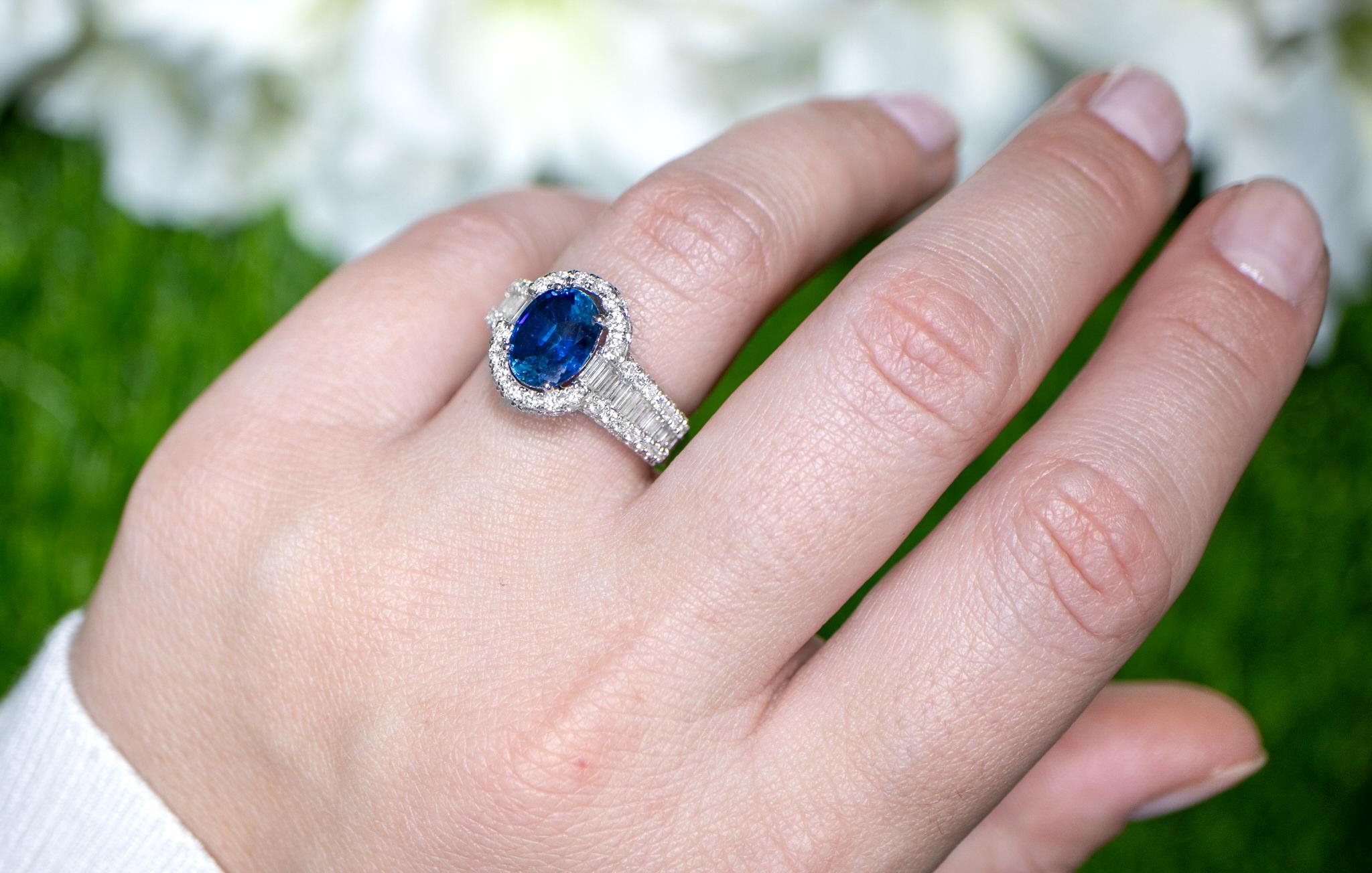 Women's or Men's Blue Sapphire Ring Diamond Setting 4.67 Carats 18K Gold For Sale
