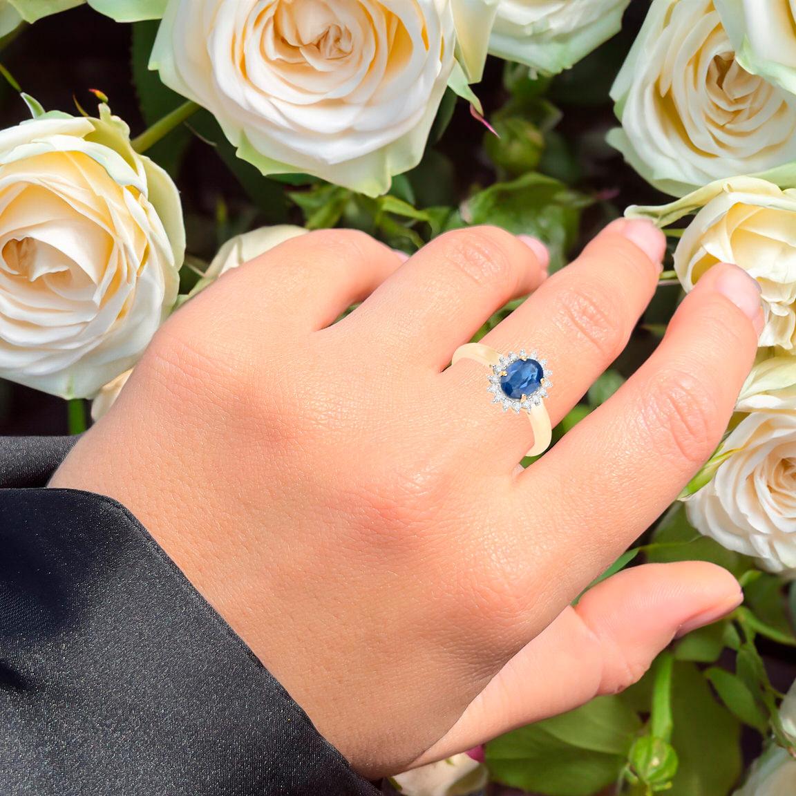 Contemporain Bague en or jaune 10 carats avec saphir bleu et diamants 1,1 carat en vente