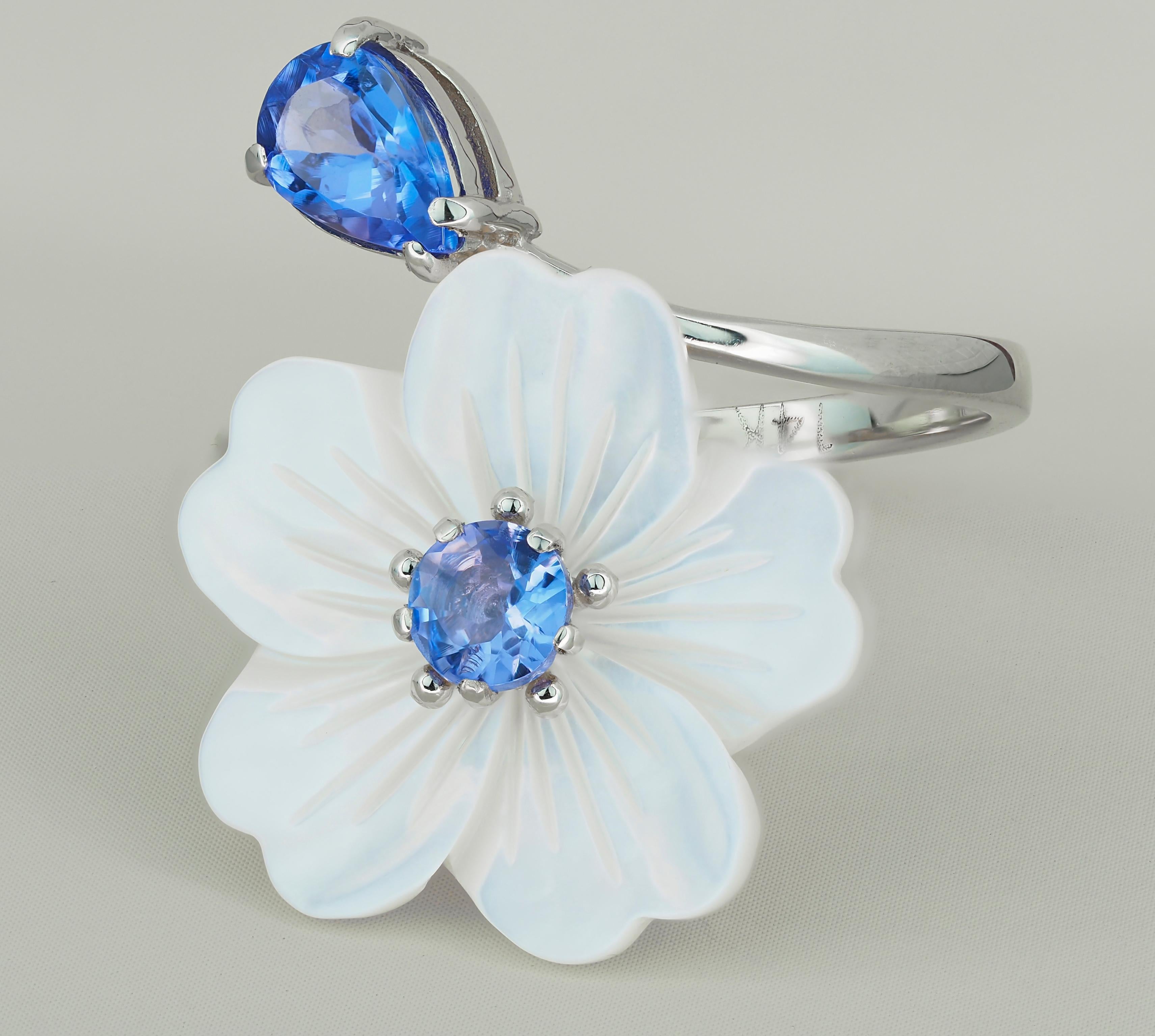 Im Angebot: Ring mit blauem Saphir in 14k Gold, Blume in Gold () 6
