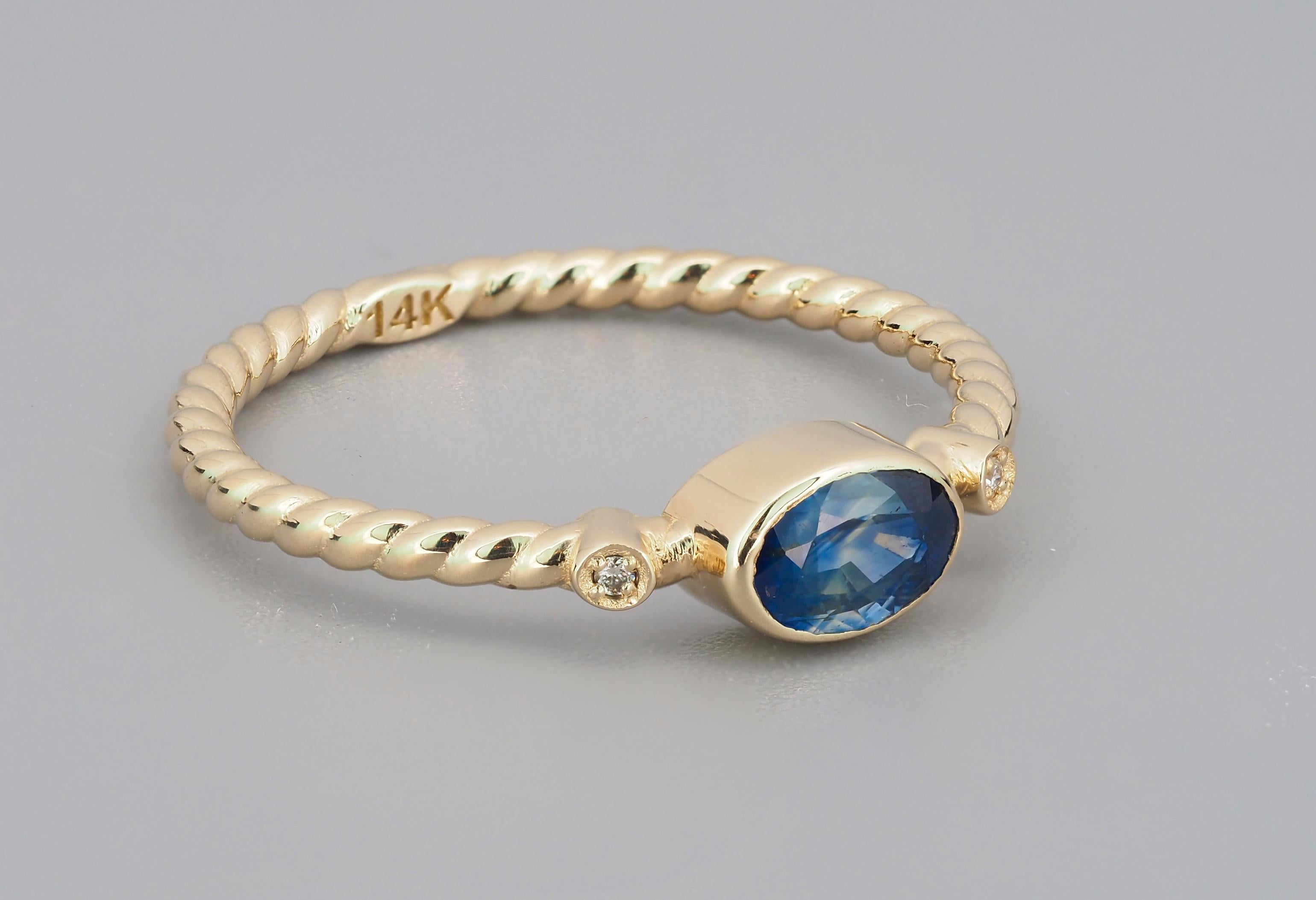 Oval Cut Blue sapphire ring in 14k gold.  For Sale