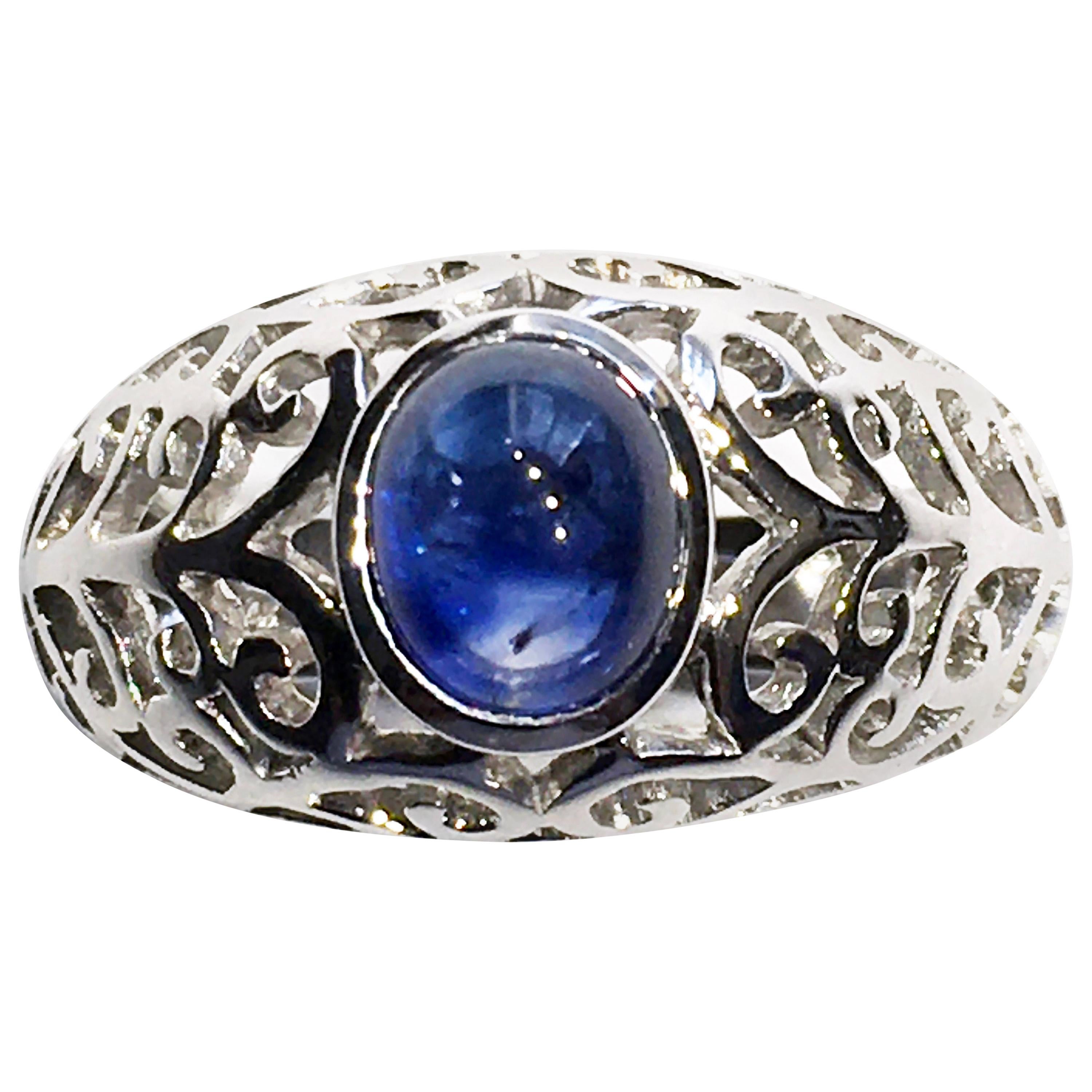 Ein Ring aus 14kt Weißgold, besetzt mit einem 2,65 Karat Indigo Blue Sapphire Cabochon aus Sri Lanka. Gold Gewicht 7,9 Gramm, Ringgröße ist 8,5 USA

Ursprünglich aus San Diego, Kalifornien, stammend, lebte Kary Adam von 2001 bis August 2015 in der