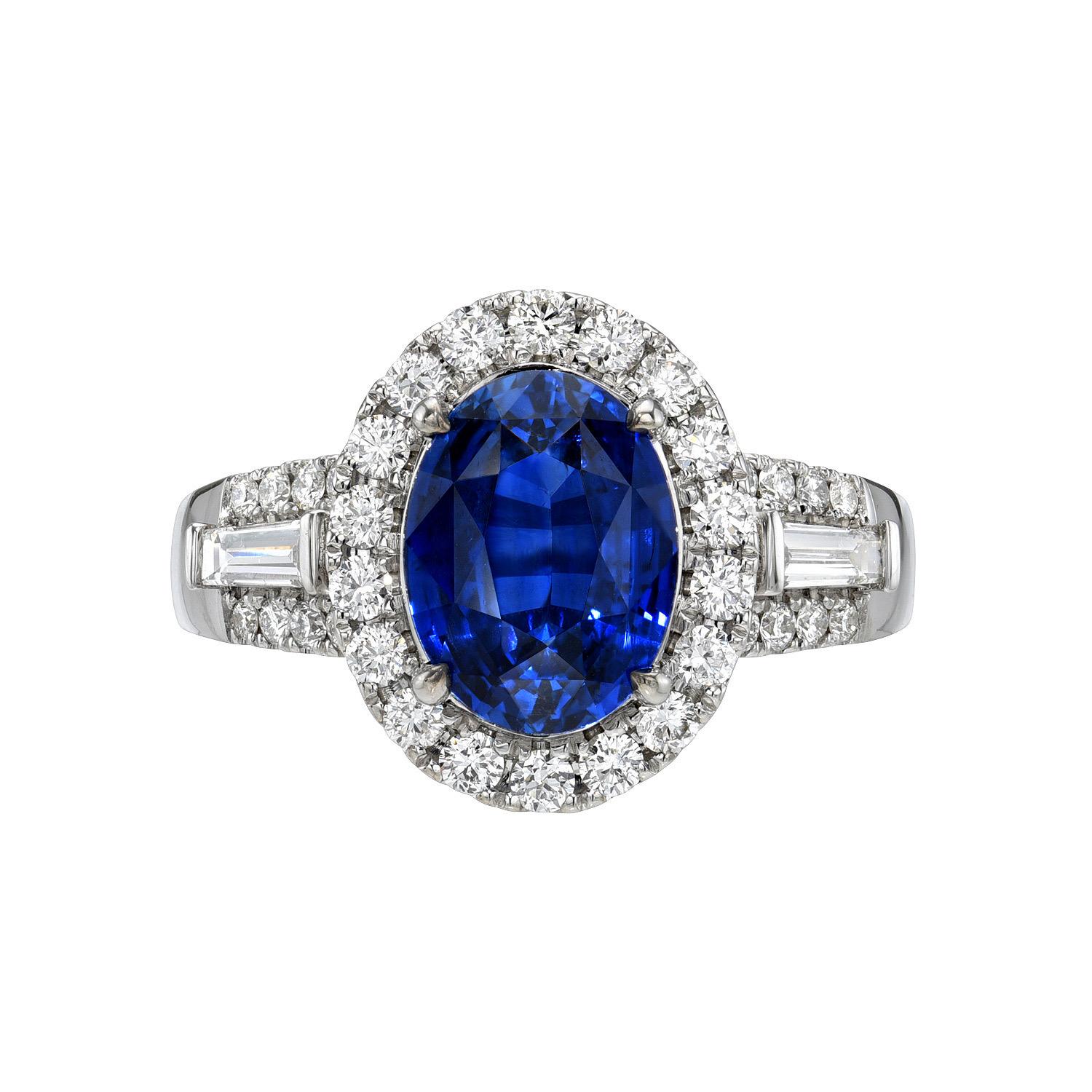 Contemporary Blue Sapphire Ring Oval 3.05 Carat Royal Blue White Gold For Sale