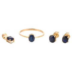 Anello, ciondolo e orecchini con zaffiro blu, realizzati in oro giallo 18 carati