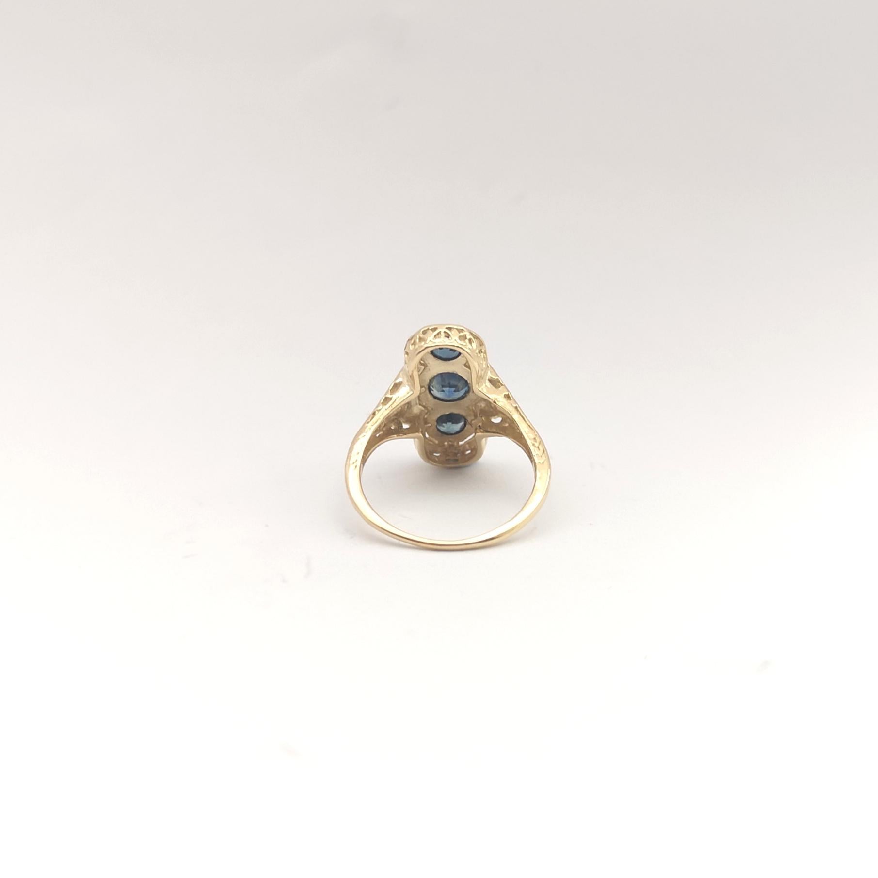 Blue Sapphire Ring set in 14K Gold Settings For Sale 4