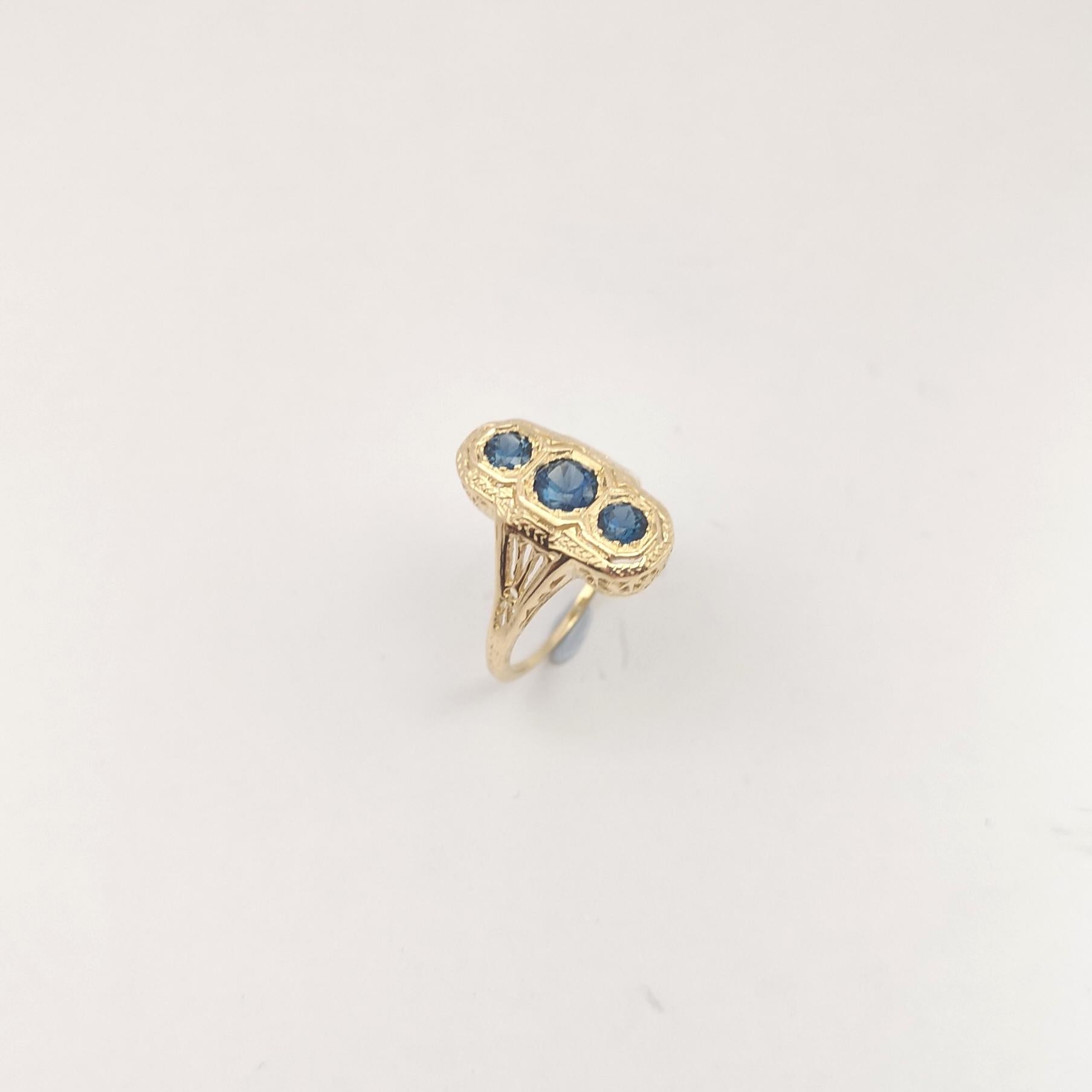 Blue Sapphire Ring set in 14K Gold Settings For Sale 5