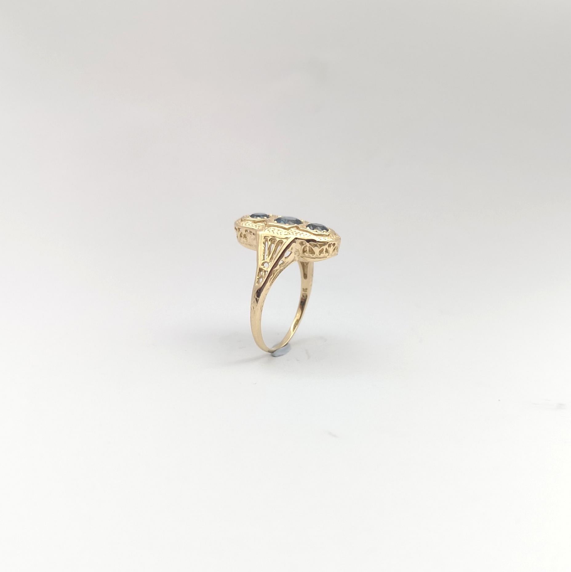 Blue Sapphire Ring set in 14K Gold Settings For Sale 6