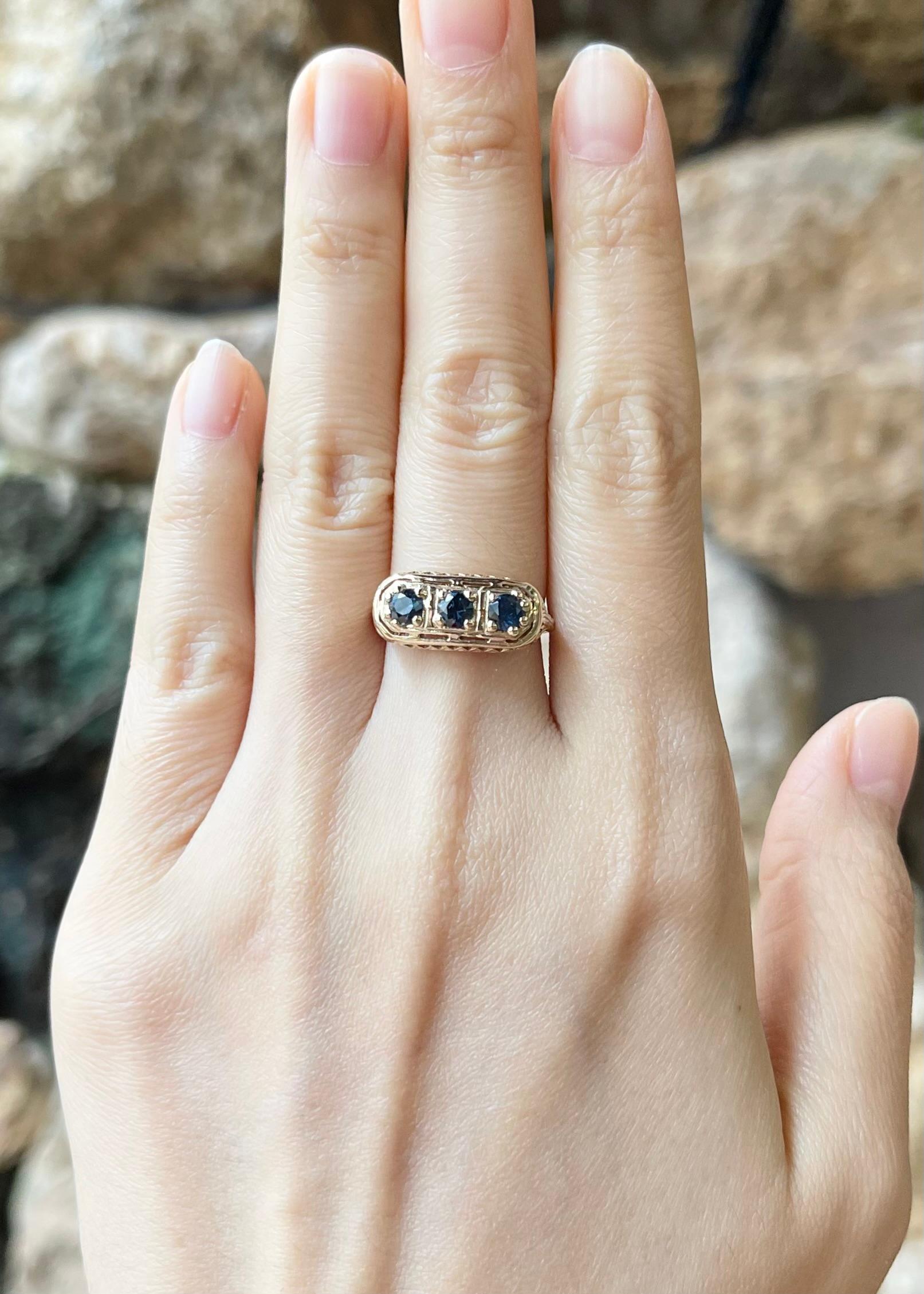 Bague en or 14K avec saphir bleu de 0,70 carat

Largeur :  1.8 cm 
Longueur : 0,7 cm
Taille de l'anneau : 51
Poids total : 3,05 grammes

