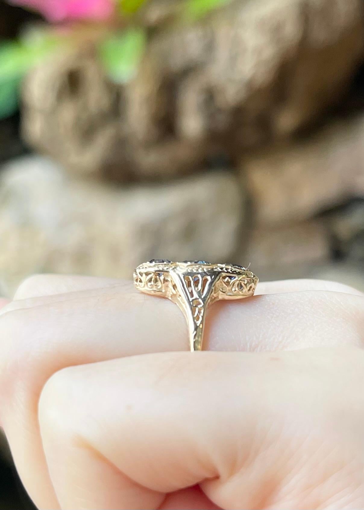 Round Cut Blue Sapphire Ring set in 14K Gold Settings For Sale