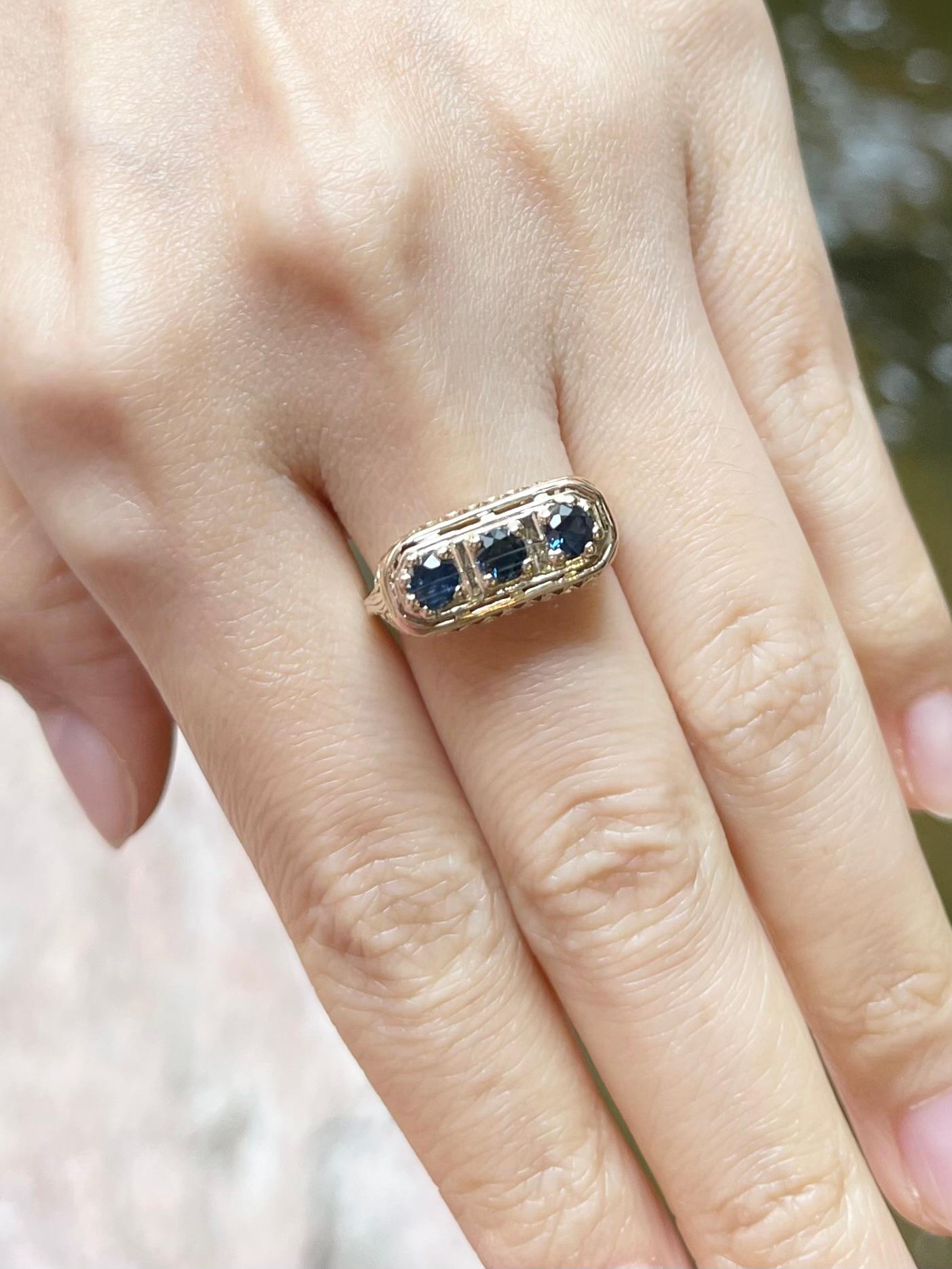 Taille ronde Bague en saphir bleu sertie d'or 14 carats en vente