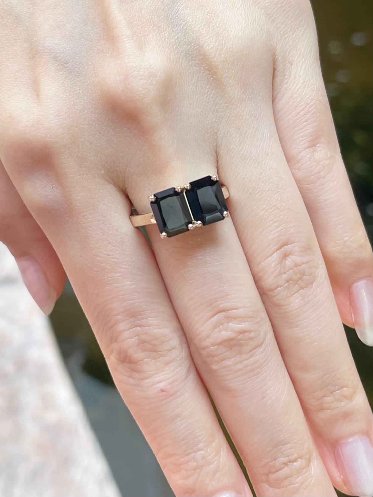Taille émeraude Bague en saphir bleu sertie dans de l'or 14K en vente