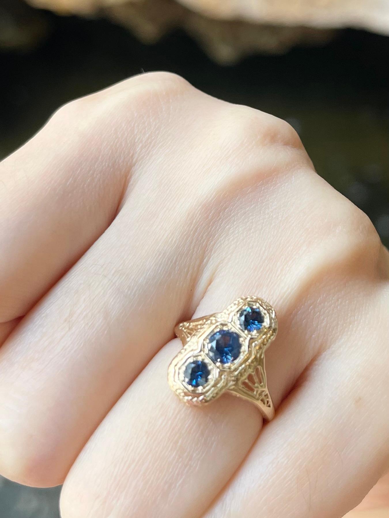 Blue Sapphire Ring set in 14K Gold Settings In New Condition For Sale In Bangkok, TH