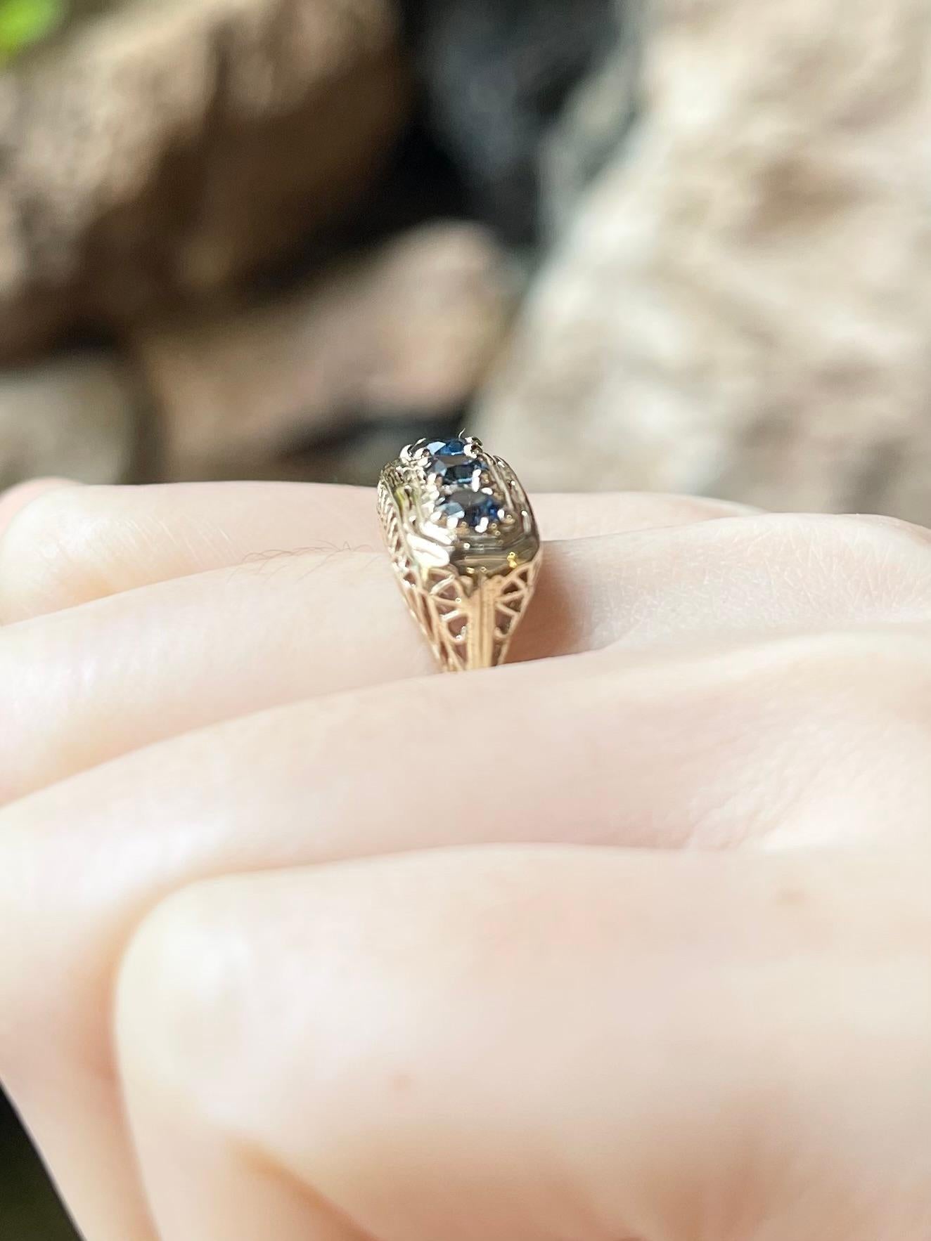 Bague en saphir bleu sertie d'or 14 carats en vente 1