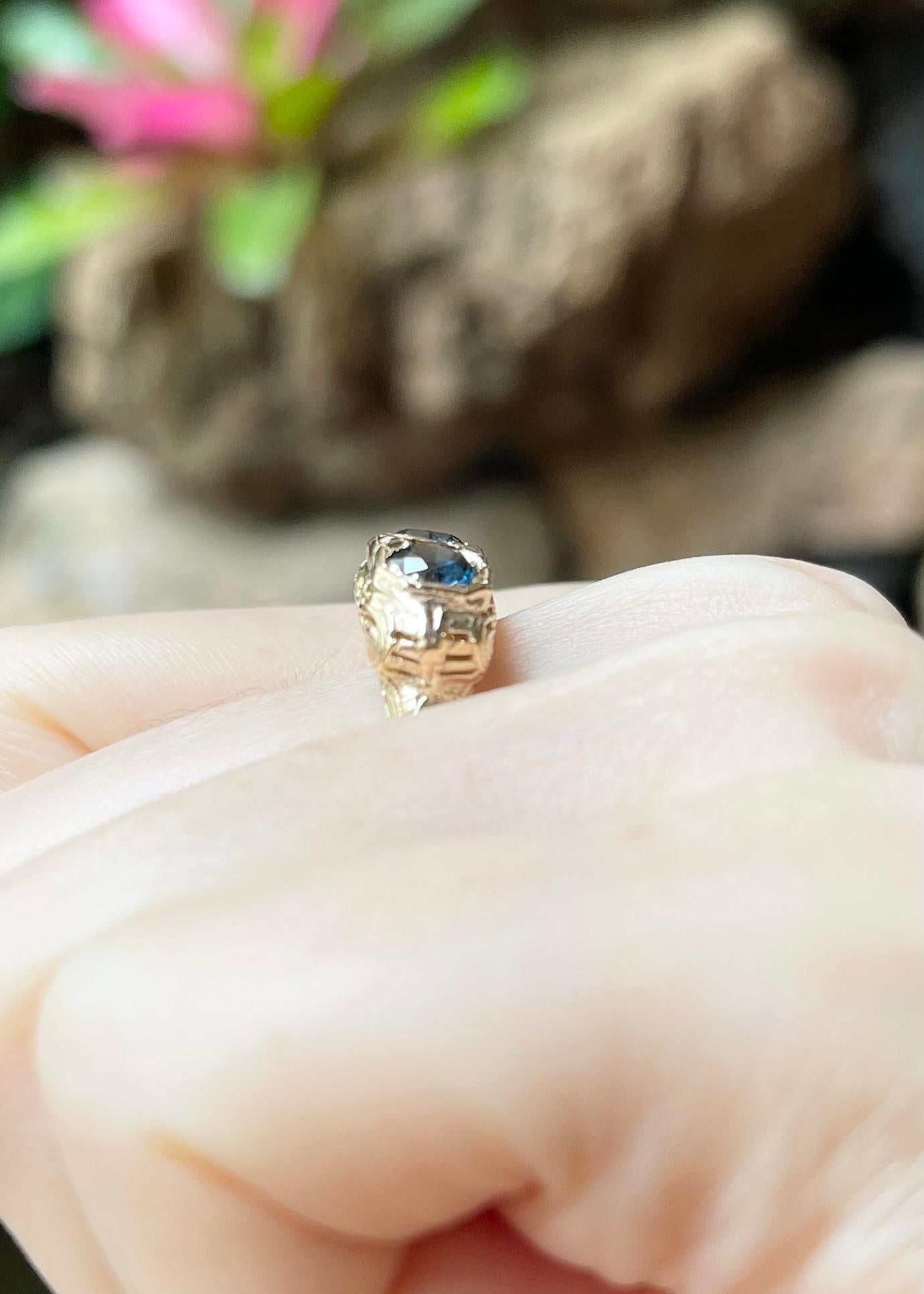 Blue Sapphire Ring set in 14K Gold Settings For Sale 1